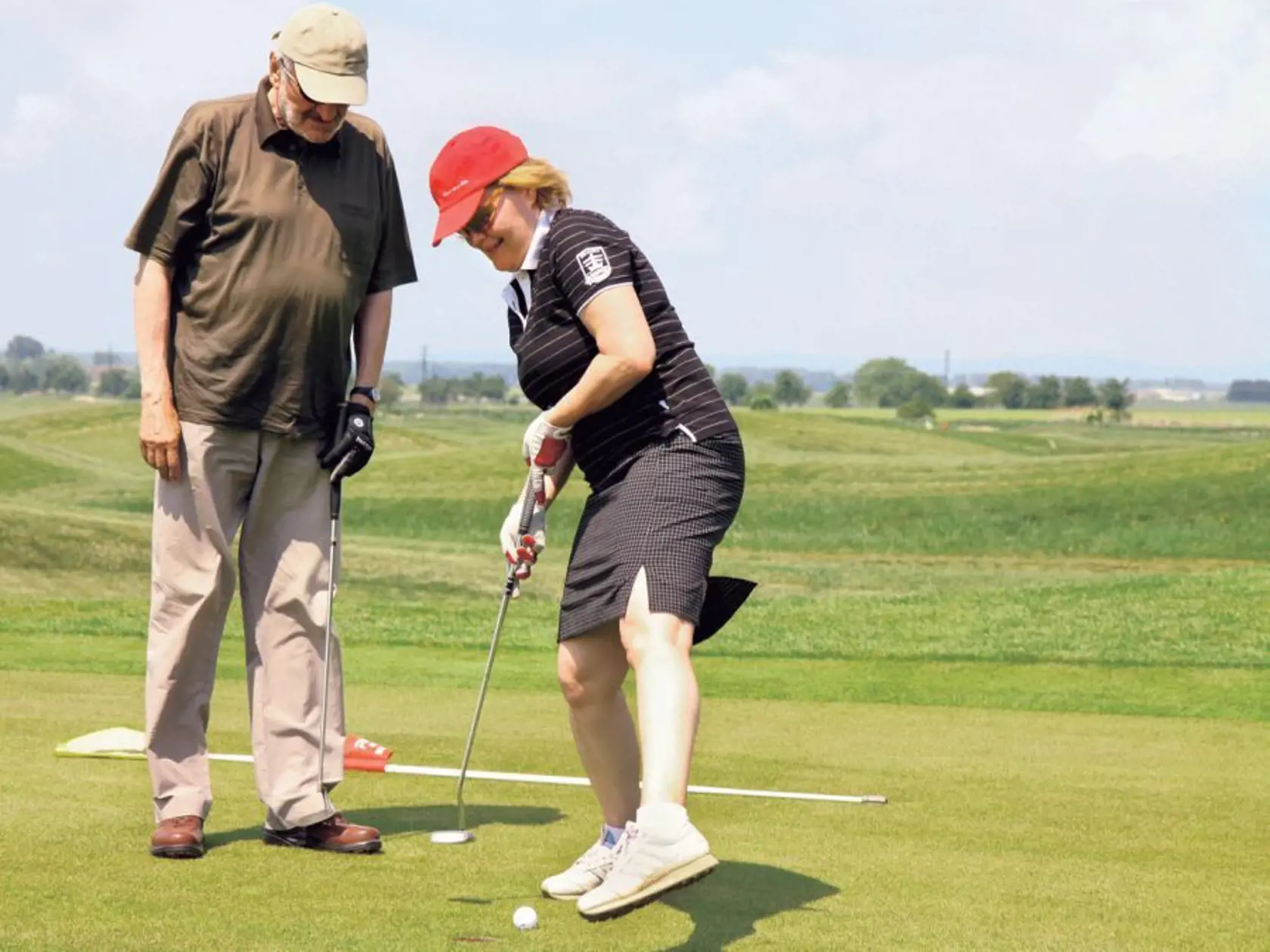 Lasica miluje golf a niekedy si zahrajú aj s manželkou.