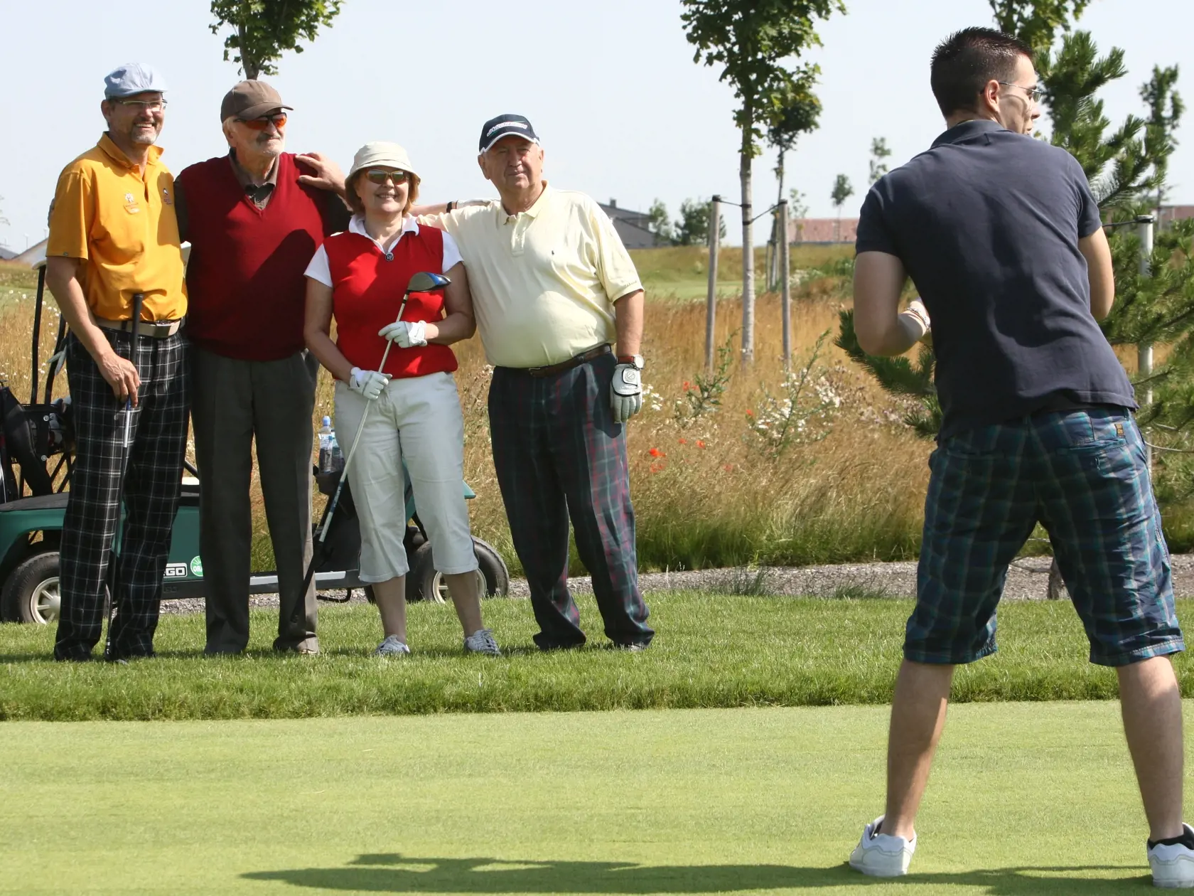 Otvaráci golfový turnaj v Hrubej Borši za účastí hercov M. Vašáryovej, M. Lasicu, Petra Sklára, D. Ondrejkovej a ďaľších