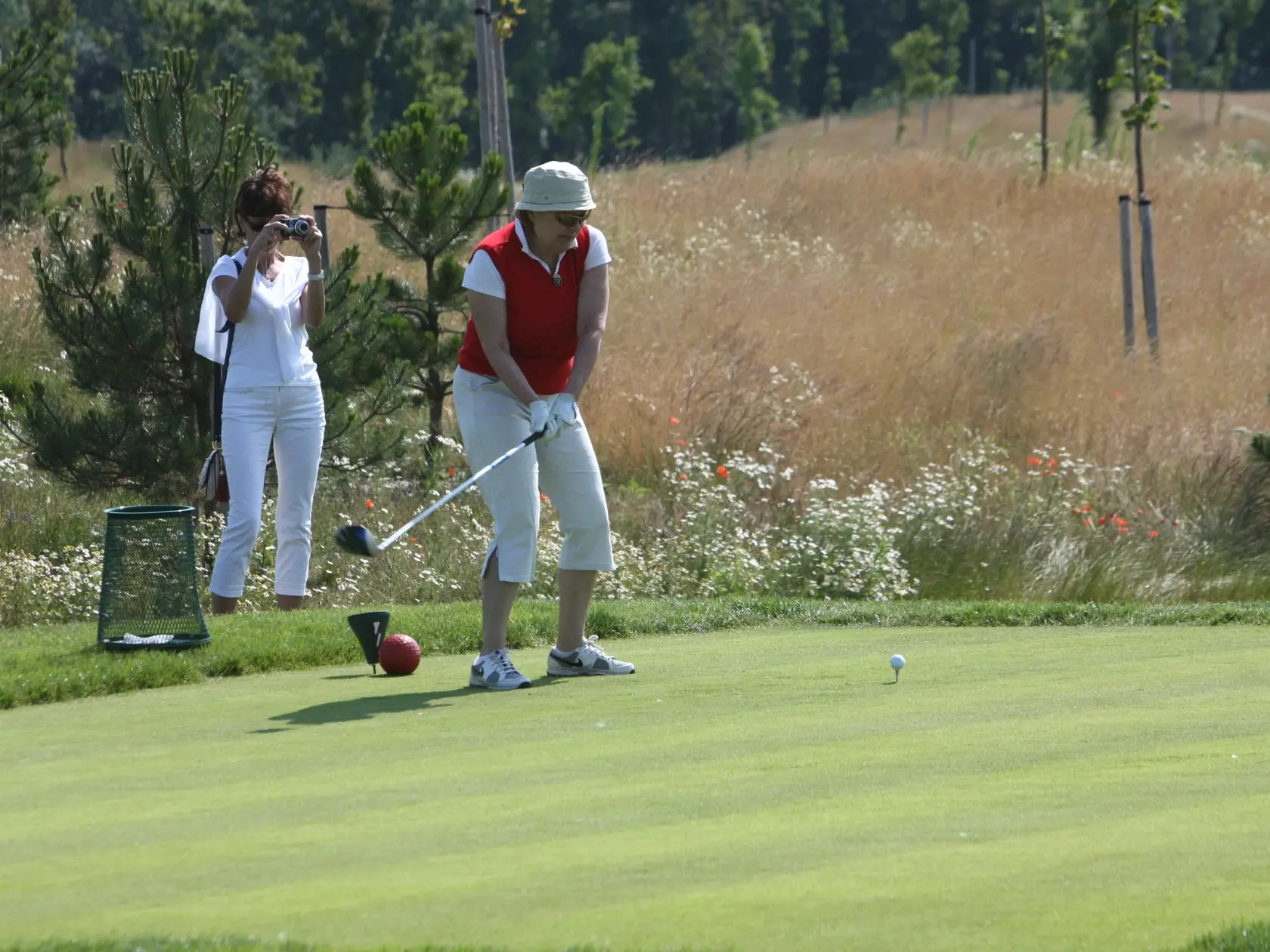 Otvaráci golfový turnaj v Hrubej Borši za účastí hercov M. Vašáryovej, M. Lasicu, Petra Sklára, D. Ondrejkovej a ďaľších