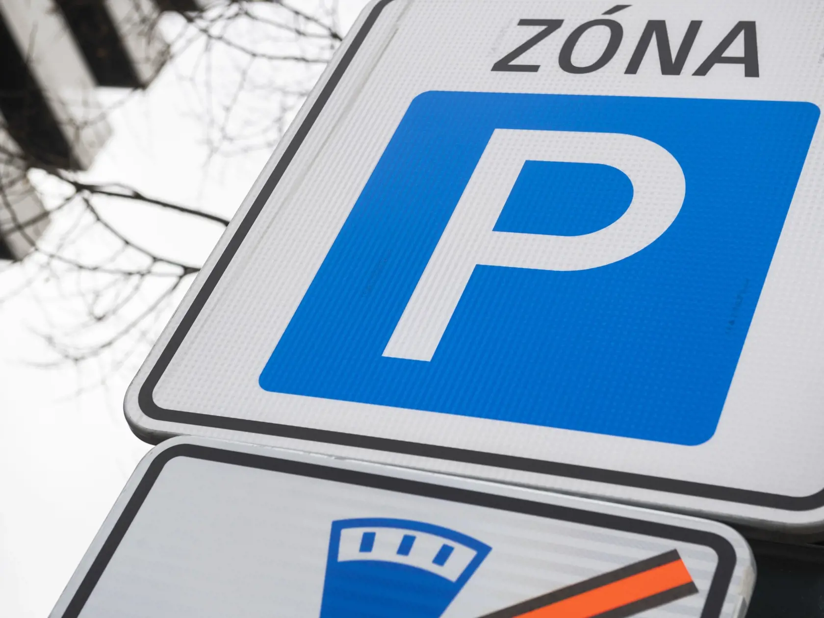 Na snímke vyhradené parkovanie pre rezidentov PAAS v zóne Tehelné pole v bratislavskej mestskej časti Nové mesto 4. januára 2022. V Bratislave začne od 10. januára 2022 platiť v prvých troch lokalitách - Tehelné pole v Novom Meste, Dvory 4 v Petržalke a Krasňany v Rači mestská parkovacia politika - Bratislavský parkovací asistent PAAS. FOTO TASR - Jaroslav Novák
