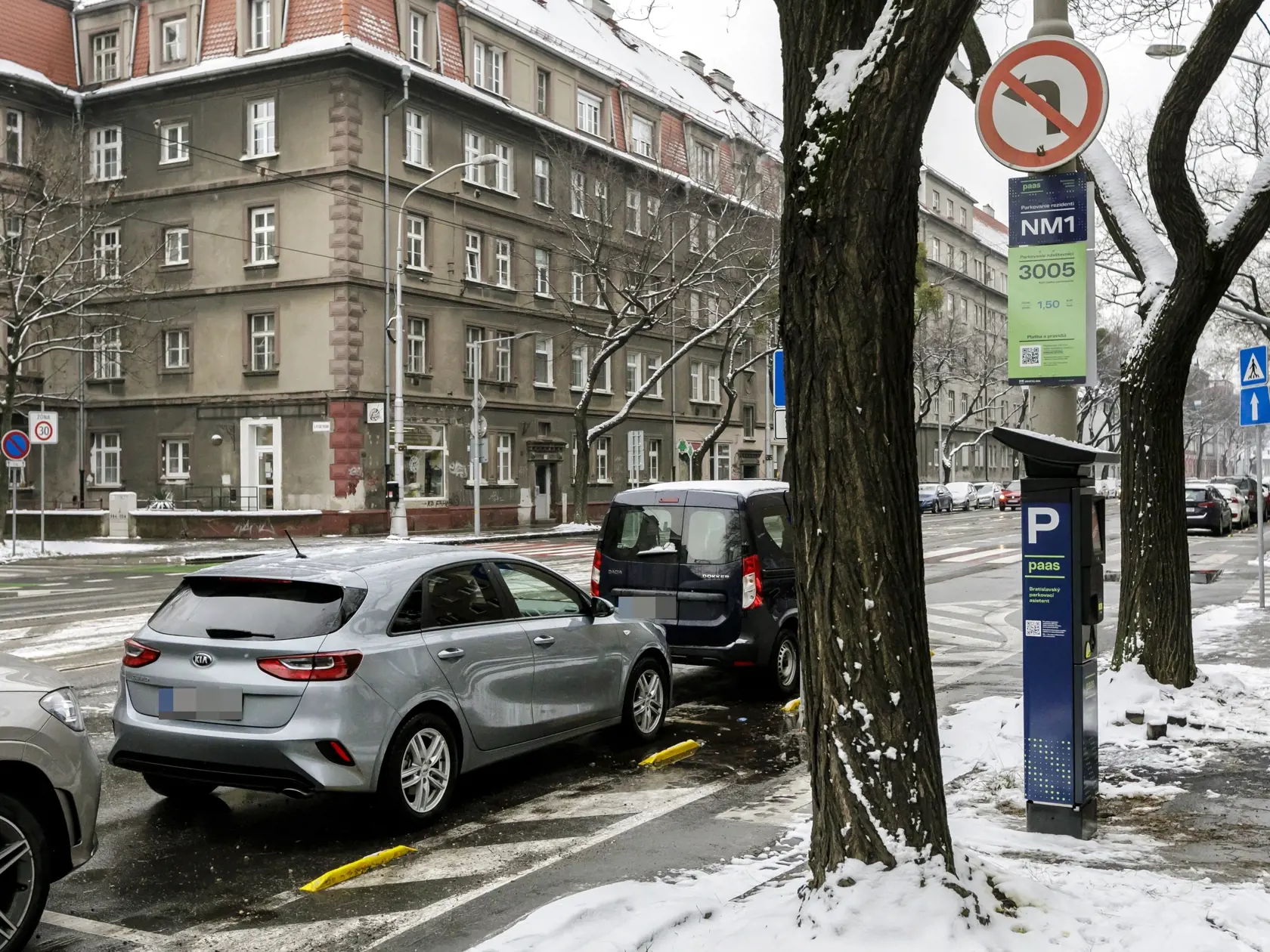 V Bratislave začala od pondelka 10. januára 2022 platiť v prvých troch lokalitách, Tehelné pole v Novom Meste (na snímke), Dvory 4 v Petržalke a Krasňany v Rači, mestská parkovacia politika - Bratislavský parkovací asistent PAAS. Zóny, v ktorých zavedú regulované parkovanie so systémom PAAS, sa majú postupne rozširovať aj do iných lokalít v hlavnom meste. V Bratislave 10. januára 2022. FOTO TASR - Dano Veselský
