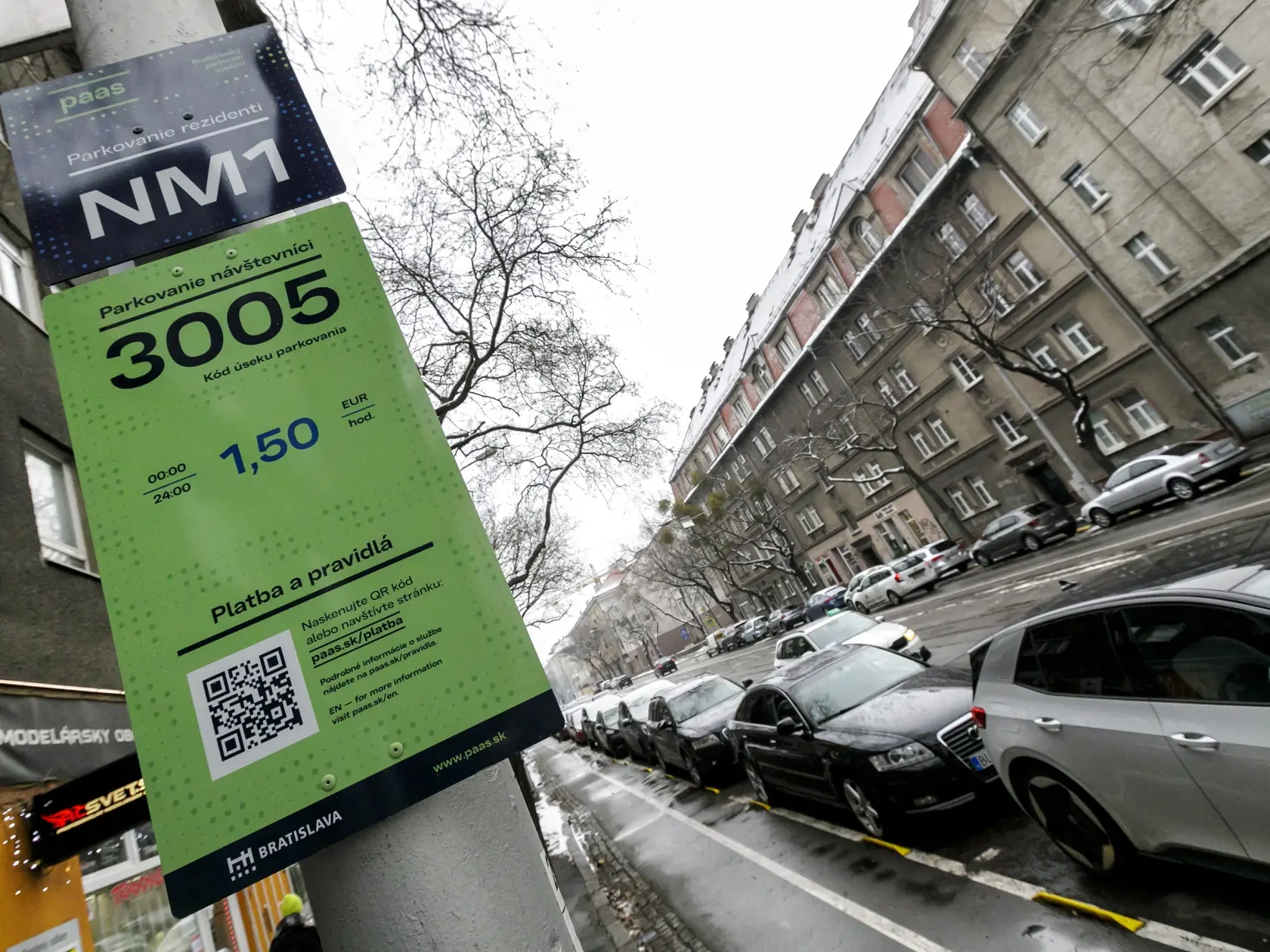 V Bratislave začala od pondelka 10. januára 2022 platiť v prvých troch lokalitách, Tehelné pole v Novom Meste (na snímke), Dvory 4 v Petržalke a Krasňany v Rači, mestská parkovacia politika - Bratislavský parkovací asistent PAAS. Zóny, v ktorých zavedú regulované parkovanie so systémom PAAS, sa majú postupne rozširovať aj do iných lokalít v hlavnom meste. V Bratislave 10. januára 2022. FOTO TASR - Dano Veselský