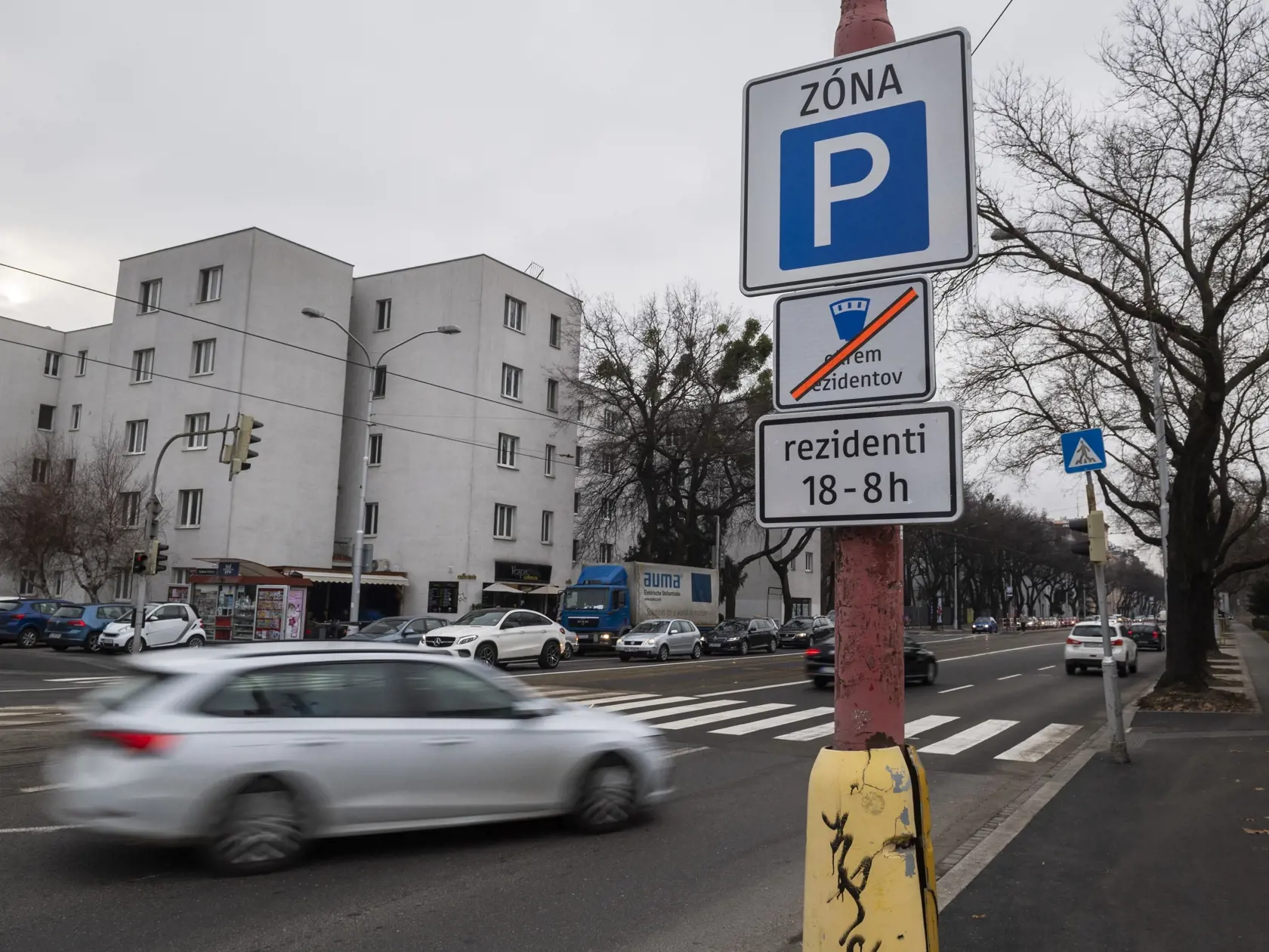 Na snímke vyhradené parkovanie pre rezidentov PAAS v zóne Tehelné pole v bratislavskej mestskej časti Nové mesto 4. januára 2022. V Bratislave začne od 10. januára 2022 platiť v prvých troch lokalitách - Tehelné pole v Novom Meste, Dvory 4 v Petržalke a Krasňany v Rači mestská parkovacia politika - Bratislavský parkovací asistent PAAS. FOTO TASR - Jaroslav Novák