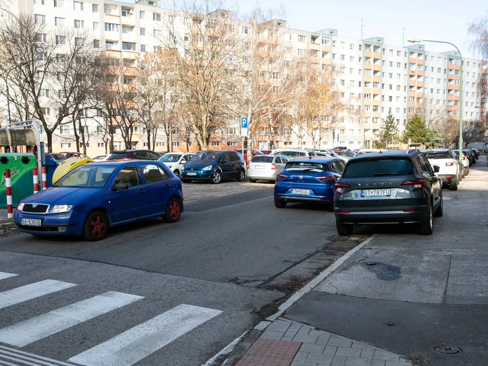 Parkovanie na chodníku v Bratislave.