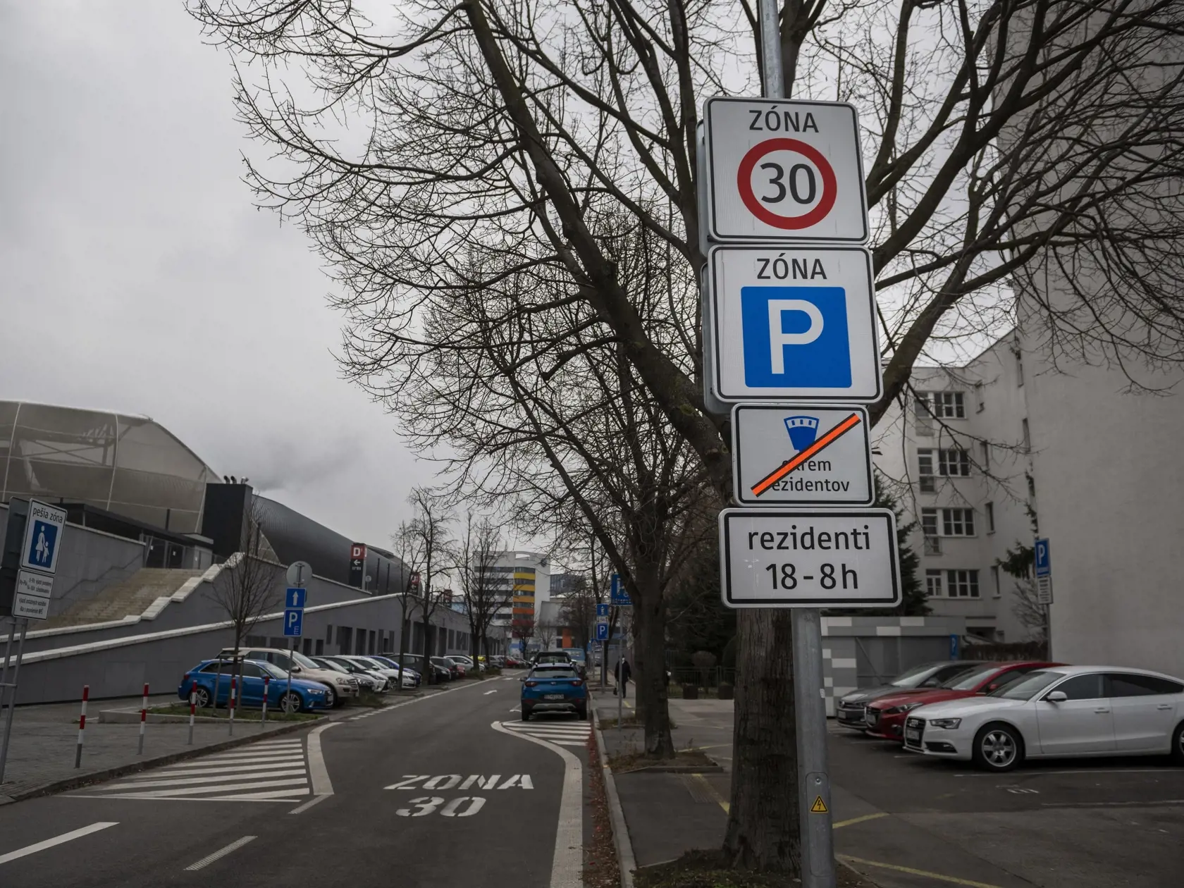 Na snímke vyhradené parkovanie pre rezidentov PAAS v zóne Tehelné pole v bratislavskej mestskej časti Nové mesto 4. januára 2022. V Bratislave začne od 10. januára 2022 platiť v prvých troch lokalitách - Tehelné pole v Novom Meste, Dvory 4 v Petržalke a Krasňany v Rači mestská parkovacia politika - Bratislavský parkovací asistent PAAS. FOTO TASR - Jaroslav Novák