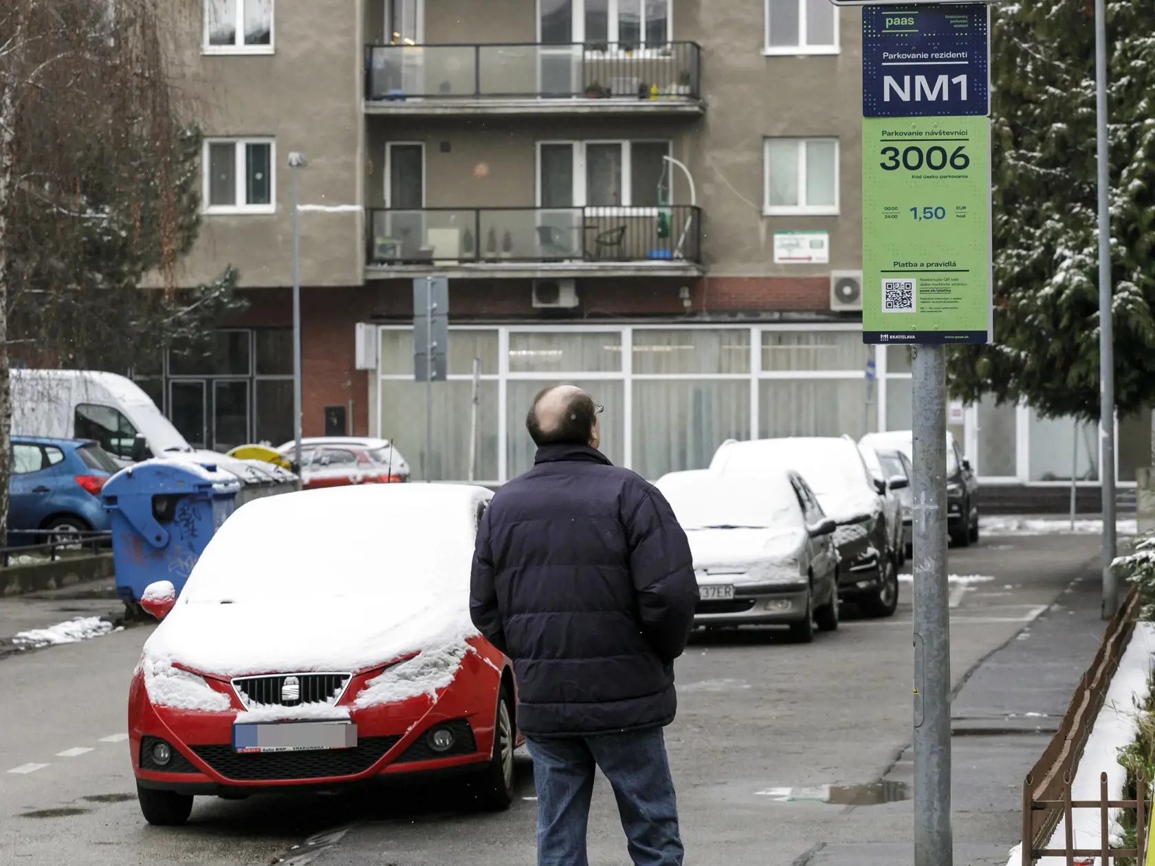 V Bratislave začala od pondelka 10. januára 2022 platiť v prvých troch lokalitách, Tehelné pole v Novom Meste (na snímke), Dvory 4 v Petržalke a Krasňany v Rači, mestská parkovacia politika - Bratislavský parkovací asistent PAAS. Zóny, v ktorých zavedú regulované parkovanie so systémom PAAS, sa majú postupne rozširovať aj do iných lokalít v hlavnom meste. V Bratislave 10. januára 2022. FOTO TASR - Dano Veselský