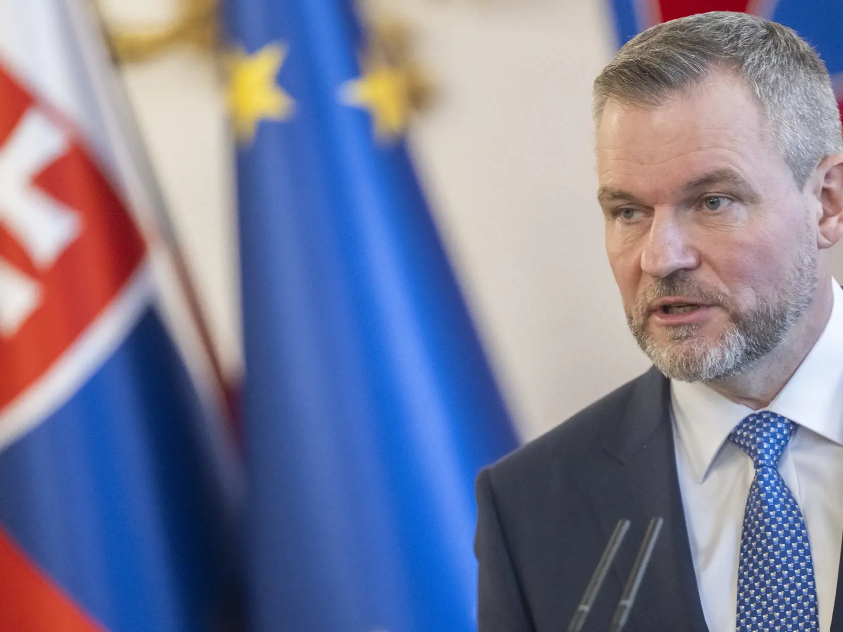 Na snímke prezident SR Peter Pellegrini počas tlačovej konferencie po stretnutí politických strán za okrúhlym stolom k zahraničnopolitickej orientácii Slovenska, ktoré zorganizovala hlava štátu v Prezidentskom paláci v Bratislave v utorok 4. februára 2025. Na stretnutí sa zúčastnili predsedovia koaličných strán za Smer-SD Robert Fico, Hlas-SD Matúš Šutaj Eštok a SNS Andrej Danko. Predseda opozičného KDH Milan Majerský pozvanie na stretnutie prijal, ale na spoločnom vyhlásení sa nezúčastnil. Opozičné PS a SaS sa na stretnutí za okrúhlym stolom nezúčastnili. FOTO TASR - Martin Baumann