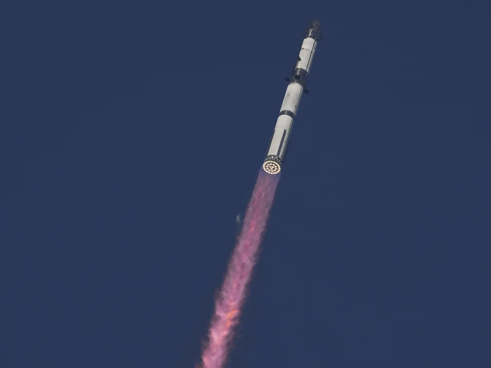 Kozmická loď Starship štartuje z amerického Texasu na svoj ôsmy skúšobný let. Aj tento však dopadol neúspechom.