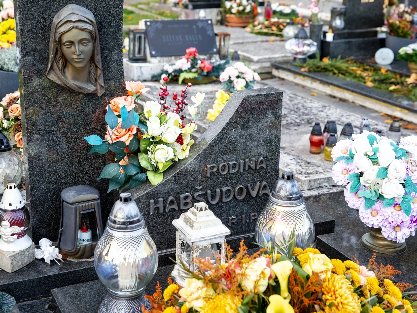 Na snímke je rodinná hrobka, kde je zavraždený podnikateľ pochovaný spolu s otcom a bratom, ktorí umreli po ňom. 
