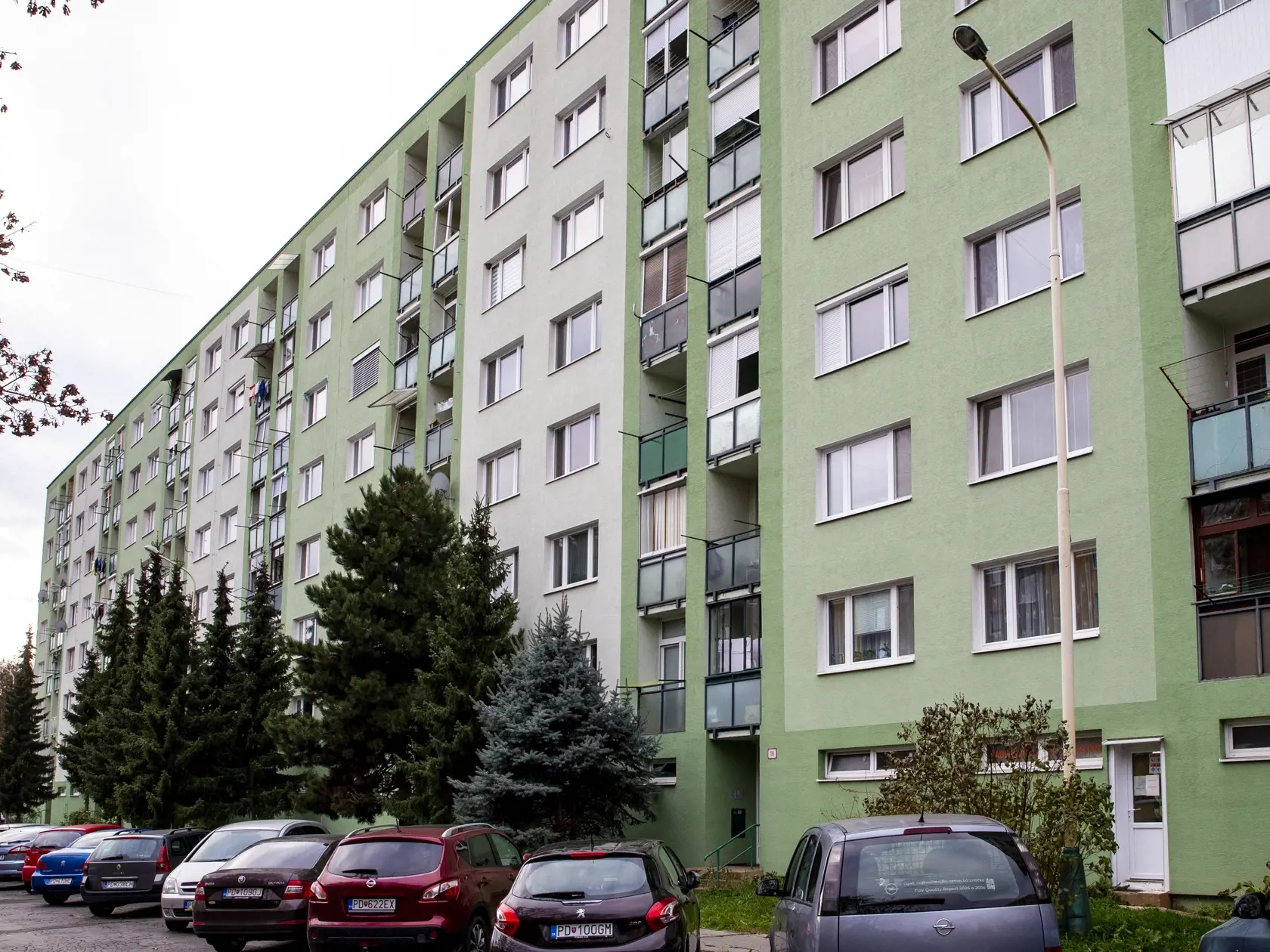 Na snímke je bytovka, kde si zavraždený oficiálne uvádzal poslednú adresu. 

