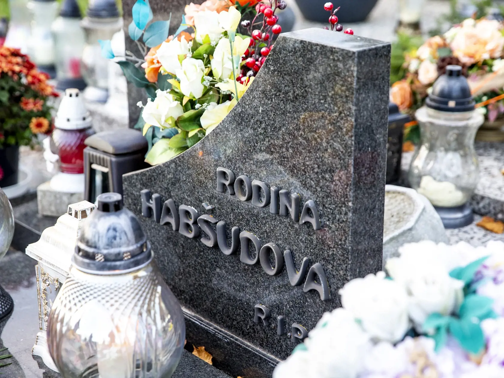 Na snímke je rodinná hrobka, kde je zavraždený podnikateľ pochovaný spolu s otcom a bratom, ktorí umreli po ňom. 
