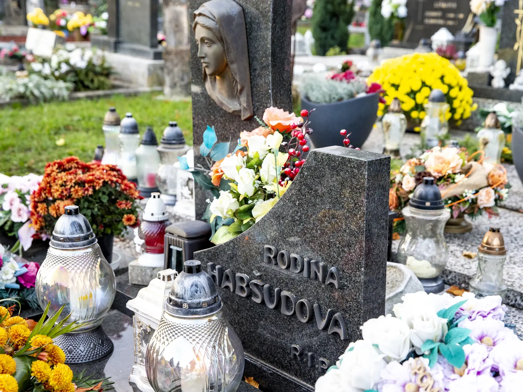 Na snímke je rodinná hrobka, kde je zavraždený podnikateľ pochovaný spolu s otcom a bratom, ktorí umreli po ňom. 

