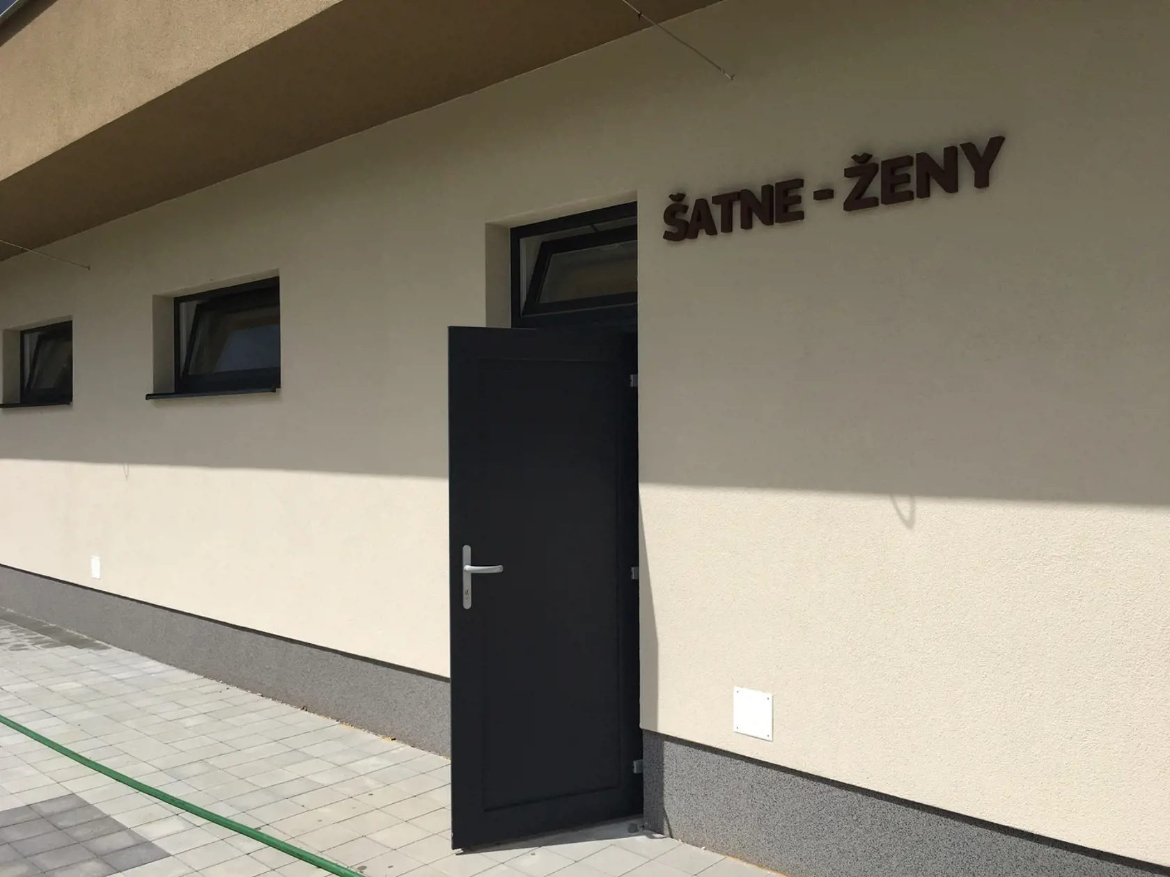 Pripravená je šmykľavka, detský bazén a aj časť pre najmenších. Plavcom nebudú chýbať plavecké dráhy. Na kúpalisku bude k dispozícii okrem plavčíka aj prvá pomoc.