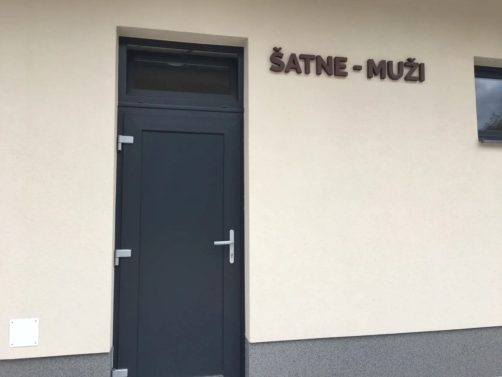Pripravená je šmykľavka, detský bazén a aj časť pre najmenších. Plavcom nebudú chýbať plavecké dráhy. Na kúpalisku bude k dispozícii okrem plavčíka aj prvá pomoc.