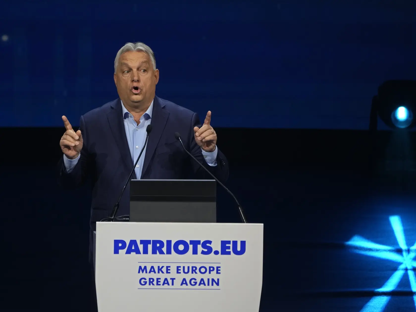 Podľa servera delegácia prišla v ten istý deň, keď maďarský parlament hlasoval o 15. novele ústavy. Tá okrem iného obmedzuje právo na zhromažďovanie, pričom tento krok má napríklad umožniť zakázať budapeštiansky pochod Pride.