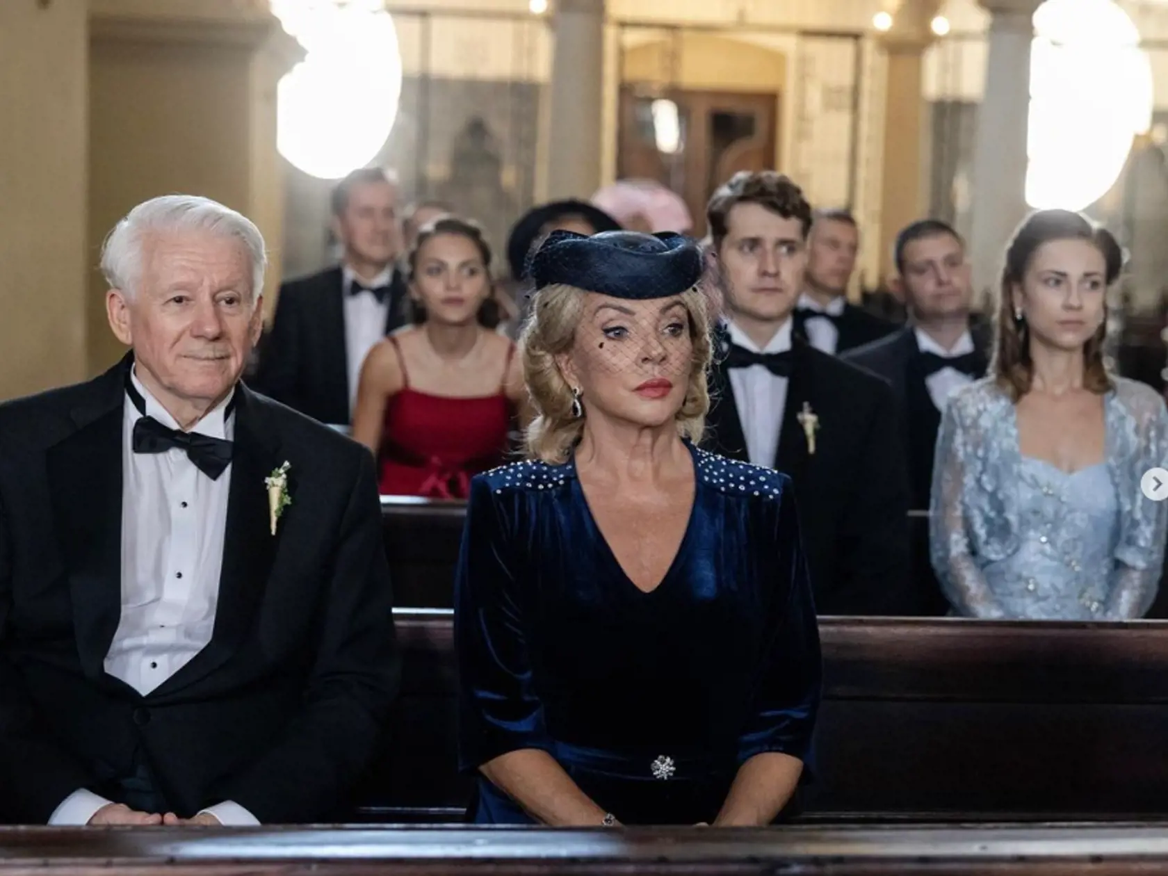 Seriálová pani Kučerová predviedla elegantný štýl - aj ona zvolila kráľovskú modrú a outfit doplnila decentným klobúčikom.