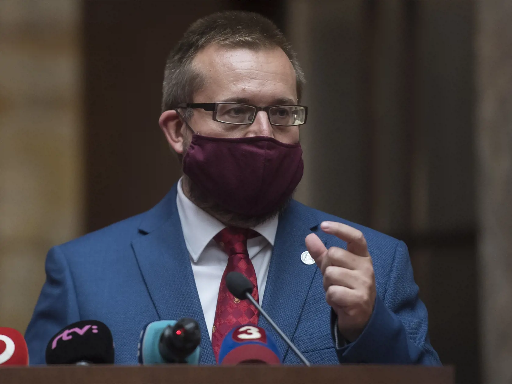 Na snímke rektor Univerzity Komenského (UK) v Bratislave Marek Števček počas brífingu rektorov UK a Slovenskej technickej univerzity (STU) 28. septembra 2020 v Bratislave. UK v Bratislave a STU v Bratislave prejdú od 5. októbra na dištančnú výučbu. Dôvodom je zhoršujúca sa pandemická situácia v súvislosti s ochorením COVID-19. FOTO TASR - Martin Baumann