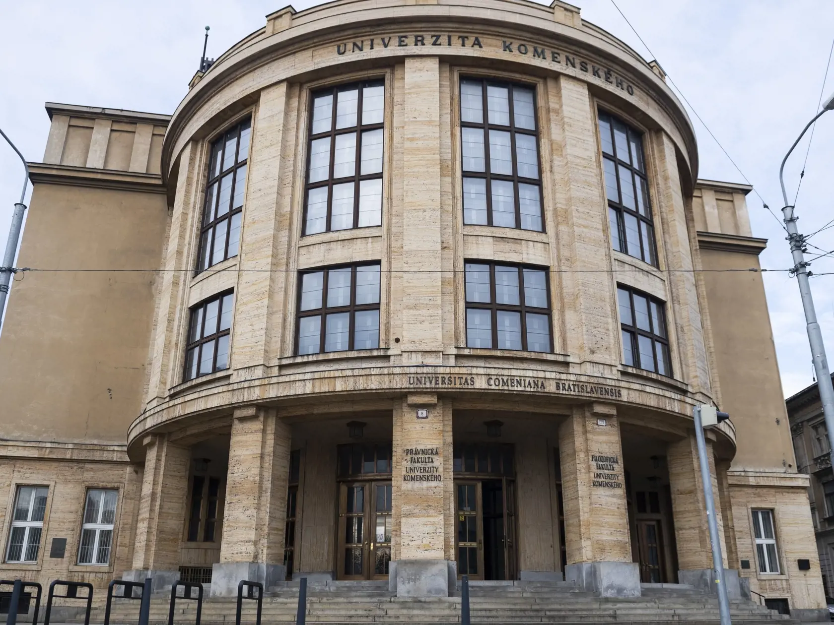 LIMUZÍNA A PLAT MANAŽÉRA Nový rektor najväčšej a najstaršej univerzity Marek Števček sa vozí na aute skoro za 65-tisíc.