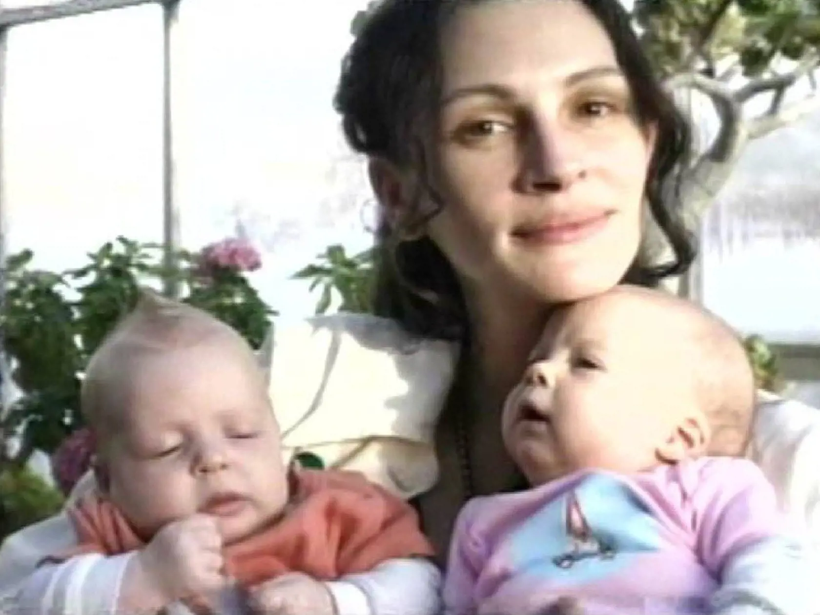 PICTURE CAPTION    10 FEBRUARY 2005 ----------------------------------------------------------------------------------- JULIA'S BABY PHOTO TREAT FOR OPRAH --------------------------------------------------------------------------- JULIA ROBERTS served up an unexpected treat for pal OPRAH WINFREY yesterday (10FEB05) by letting the talk show queen be the first to show off her twin babies.   The movie star sent her friend pictures of herself and babies PHINNAEUS and HAZEL, which were taken by her c