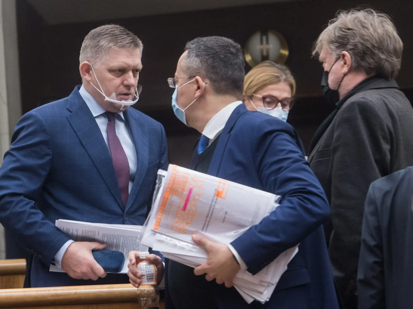 Na snímke poslanci parlamentu SR zľava Robert Fico, Ladislav Kamenický, Jana Vaľová a Dušan Jarjabek (všetci Smer-SD) počas 18. schôdze NR SR 17. decembra 2020 v Bratislave. FOTO TASR - Martin Baumann