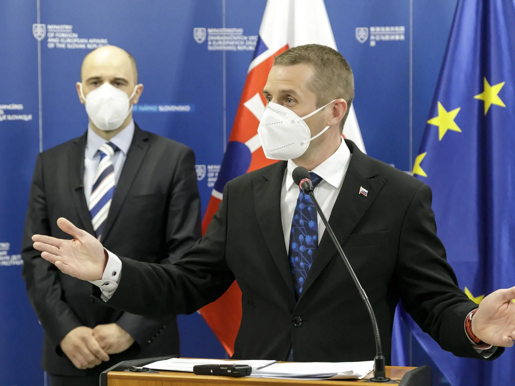Na snímke zľava štátny tajomník Ministerstva financií Slovenskej republiky Ľuboš Jančík a štátny tajomník Ministerstva zahraničných vecí a európskych záležitostí Slovenskej republiky Martin Klus počas spoločného brífingu po rokovaní Strategickej úrovne Komisie pre európske záležitosti na úrovni štátnych tajomníkov (KEÚ) v Bratislave 18. marca 2021. FOTO TASR - Dano Veselský