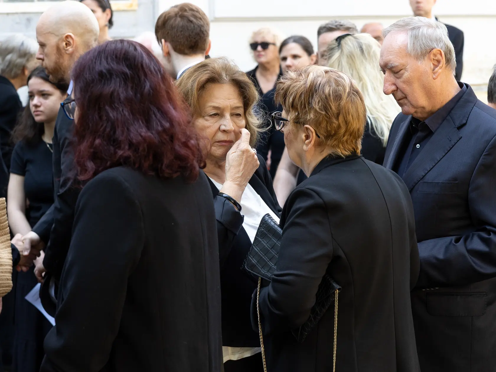 Rozlúčka s Danielou Kovárovou, manželkou herca Františka Kovára. Na snímke spredu Emília Vášáryová.