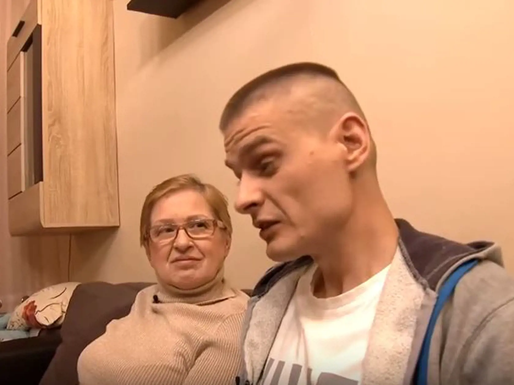 Tomasz už je doma, s mamou Teresou.