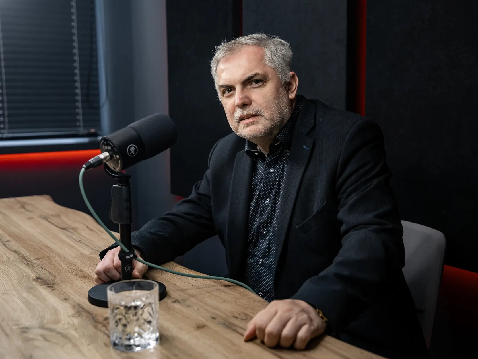 V koalícii sa má o zákone o tzv. covidových amnestiách, ak ho prezident SR Peter Pellegrini nepodpíše a vráti do parlamentu, ešte diskutovať. Poslanec Národnej rady (NR) SR Roman Michelko (SNS) si myslí, že SNS a Smer-SD by nemali problém prelomiť prípadné veto hlavy štátu. Zákonodarca Ján Podmanický (Smer-SD) legislatívu víta a za prípadné prelomenie veta bude hlasovať. Predseda poslaneckého klubu PS Martin Dubéci a poslanec Jozef Hajko (KDH) zákon kritizujú.