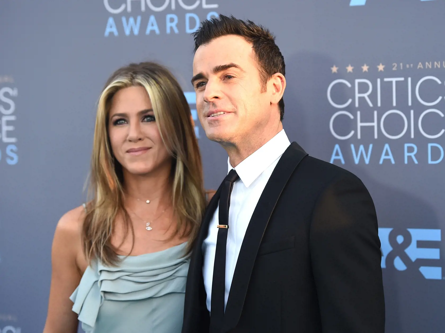 Justin Theroux je exmanželom herečky Jennifer Aniston.