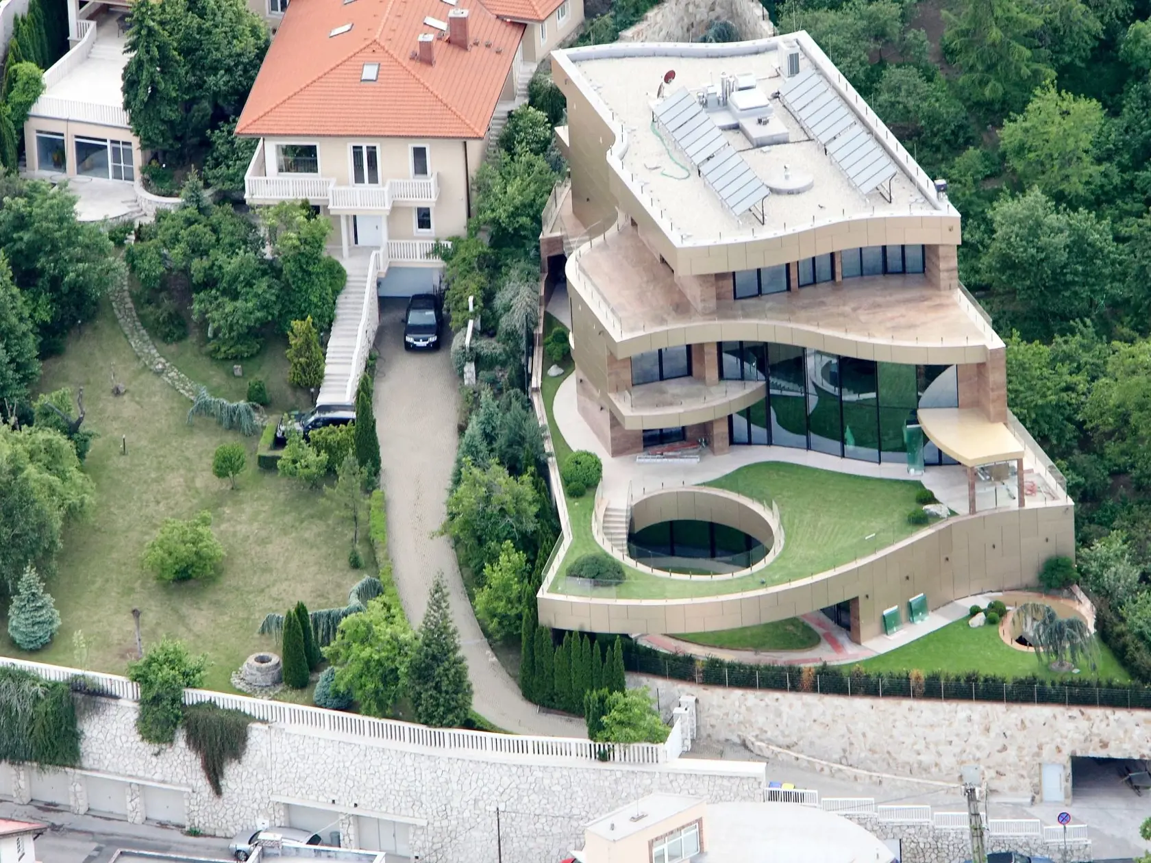 Obrovskú haciendu pri bratislavskom Slavíne daroval Ladislav Bašternák svojej manželke v októbri 2018, teda 5 mesiacov pred odsúdením. Dom aj s pozemkom má odhadovanú cenu minimálne 2,5 milióna eur.