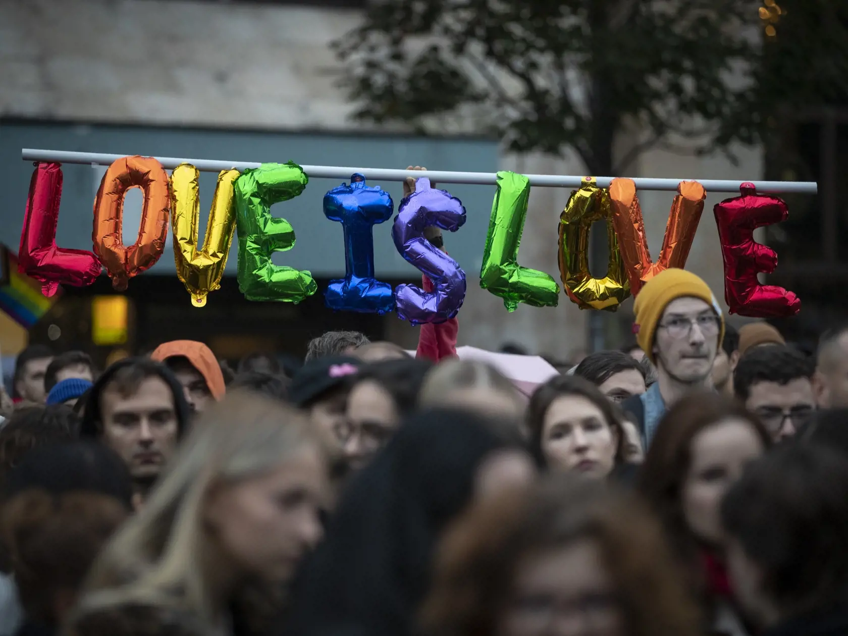 Spomienkový pochod za Matúša a Juraja, členov LGBT komunity, ktorých zastrelil radikalizovaný útočník v podniku Tepláreň na Zámockej ulici v Bratislave.
