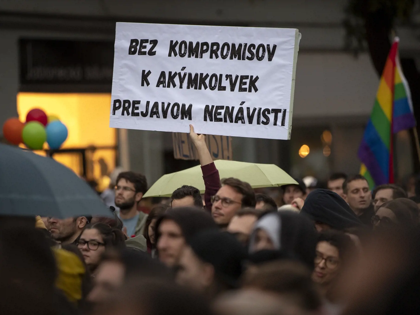 Spomienkový pochod za Matúša a Juraja, členov LGBT komunity, ktorých zastrelil radikalizovaný útočník v podniku Tepláreň na Zámockej ulici v Bratislave.