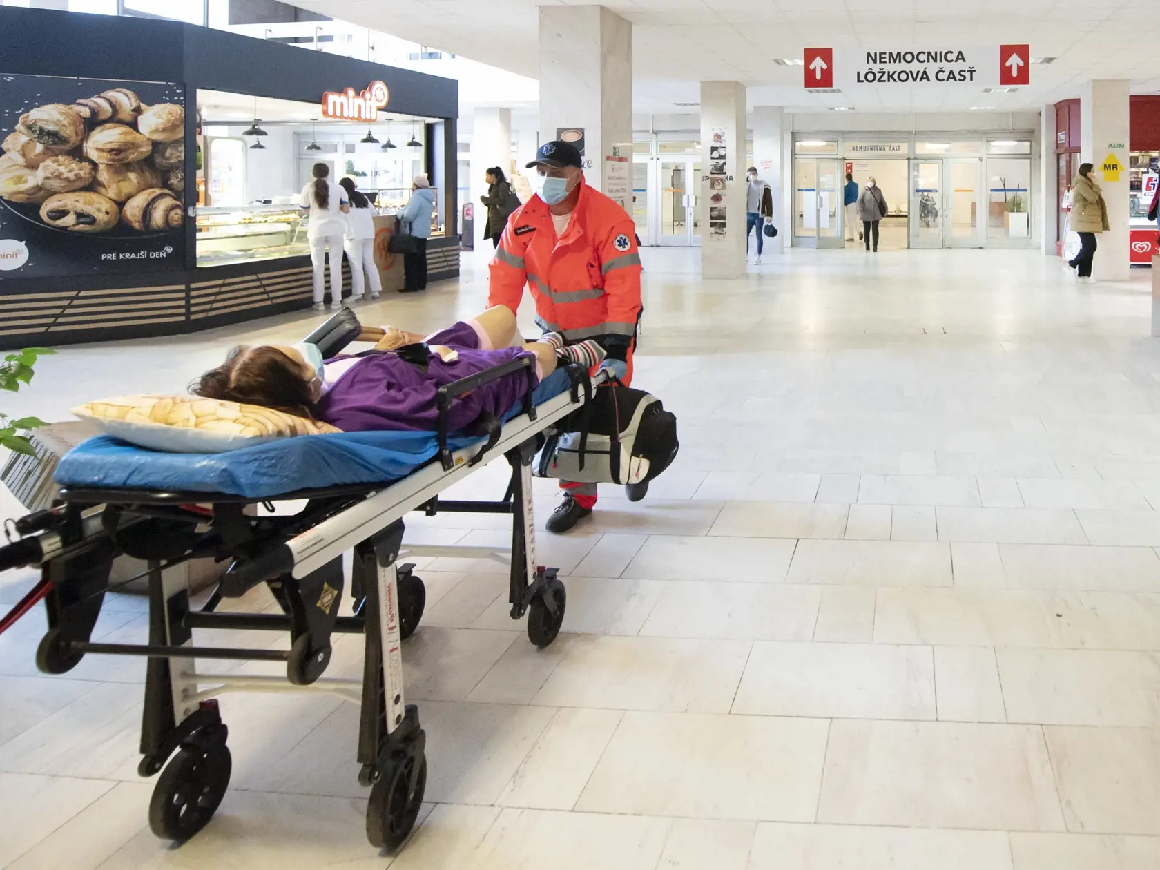 Slovenská komora sestier a pôrodných asistentiek (SKSaPa) sa sťažuje na chaos pri vyplácaní finančného príspevku vo výške 350 eur.