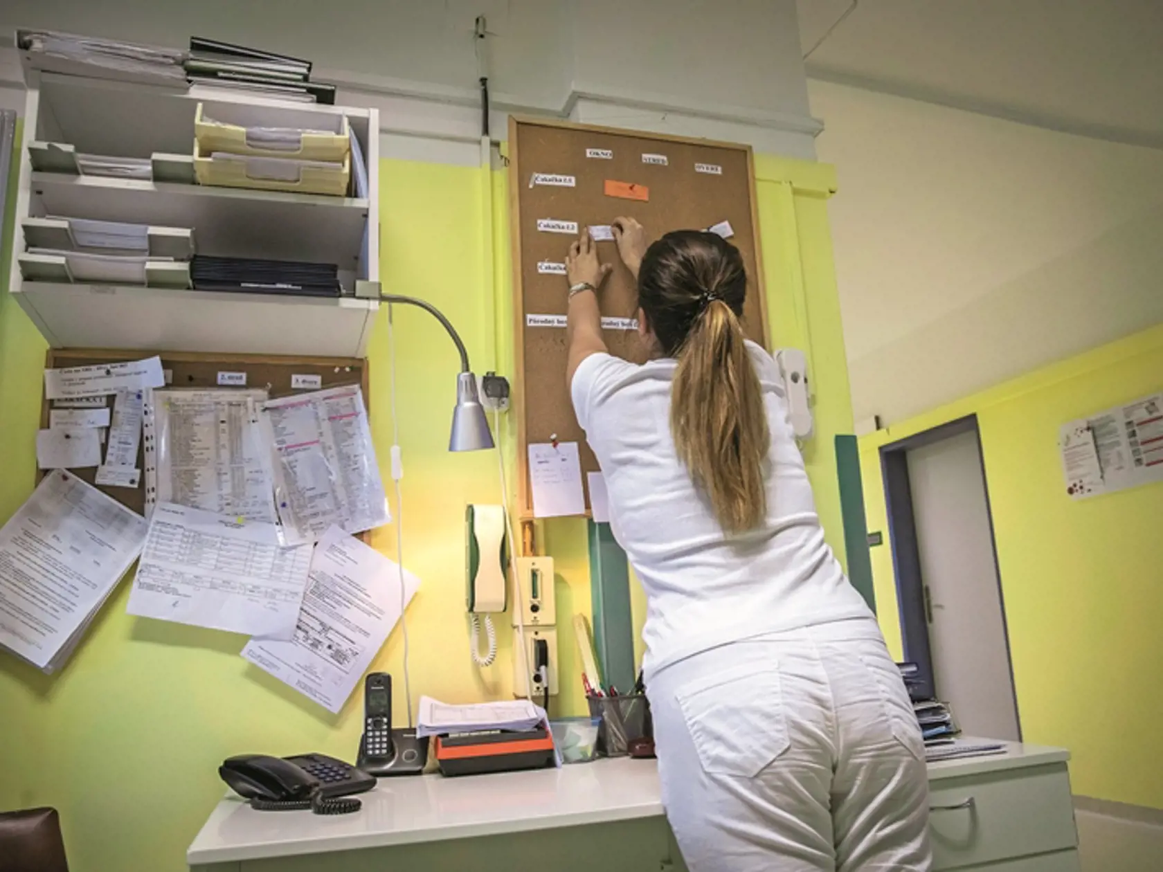 Slovenská komora sestier a pôrodných asistentiek (SKSaPa) sa sťažuje na chaos pri vyplácaní finančného príspevku vo výške 350 eur.