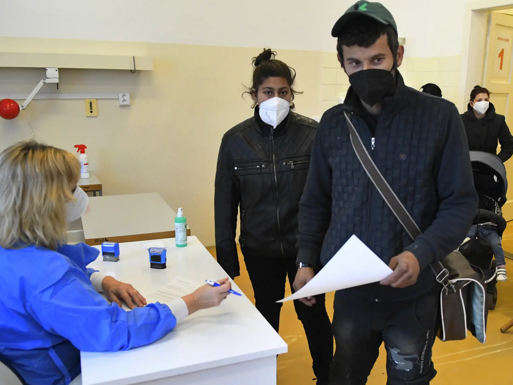 Slovenská komora sestier a pôrodných asistentiek (SKSaPa) sa sťažuje na chaos pri vyplácaní finančného príspevku vo výške 350 eur.