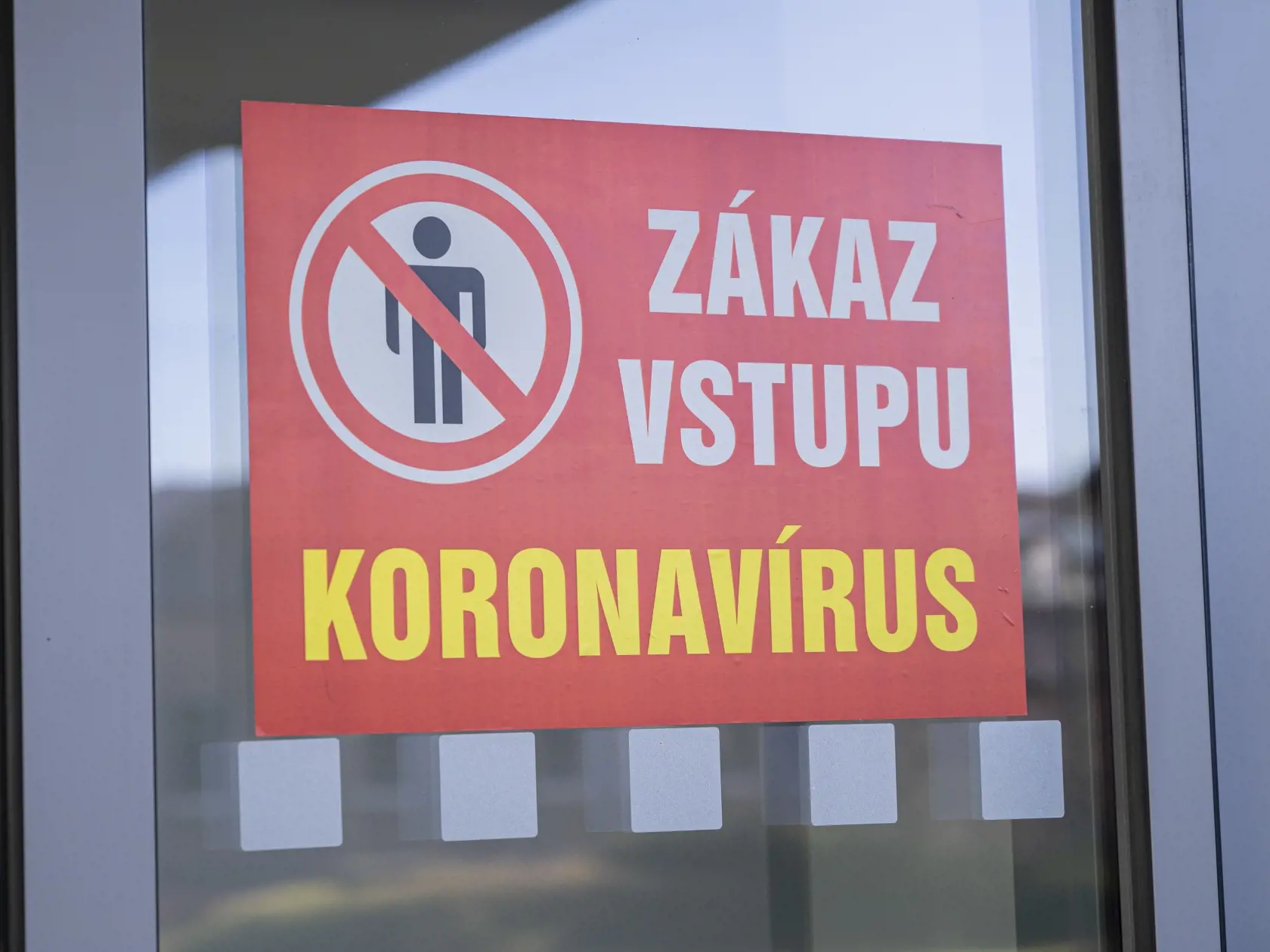 Slovenská komora sestier a pôrodných asistentiek (SKSaPa) sa sťažuje na chaos pri vyplácaní finančného príspevku vo výške 350 eur.