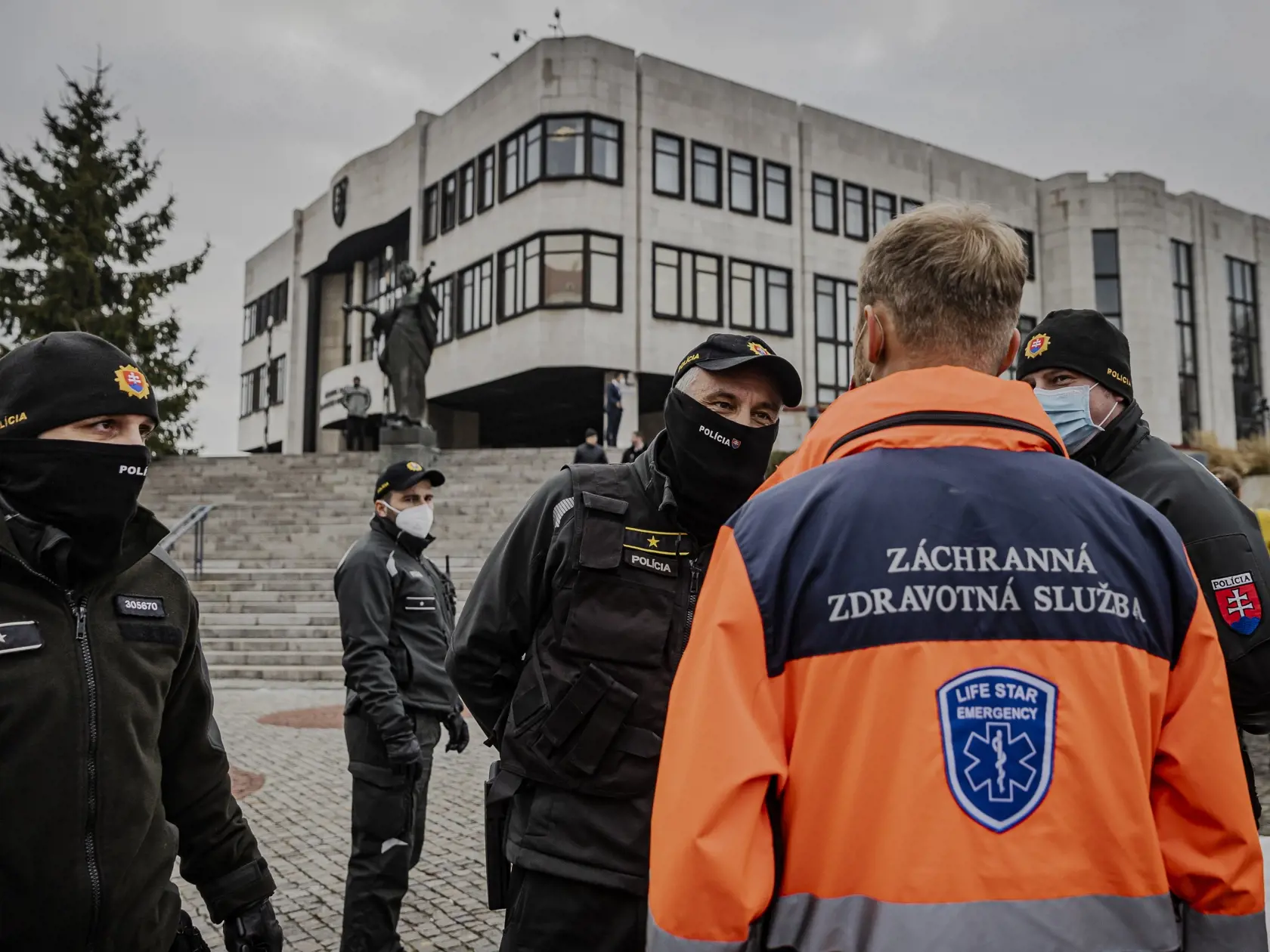Slovenská komora sestier a pôrodných asistentiek (SKSaPa) sa sťažuje na chaos pri vyplácaní finančného príspevku vo výške 350 eur.