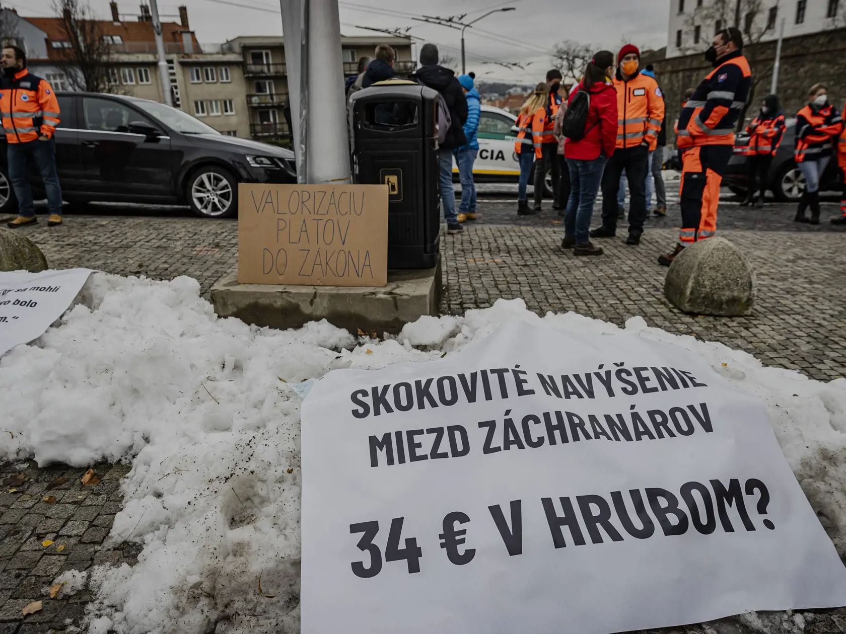 Slovenská komora sestier a pôrodných asistentiek (SKSaPa) sa sťažuje na chaos pri vyplácaní finančného príspevku vo výške 350 eur.