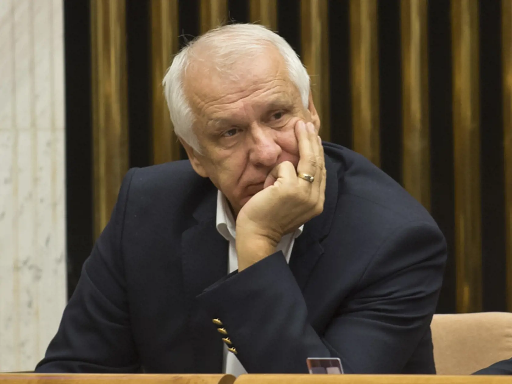 „Len z médií som počul túto informáciu. Keď to budem počuť priamo, tak sa k tomu vyjadrím,“ reagoval na našu otázku poslanec Dušan Galis (Smer-SD). Podľa jeho slov nikto o tom nehovoril v Smere a nepočul to konkrétne ani z úst Roberta Fica na vedení strany.