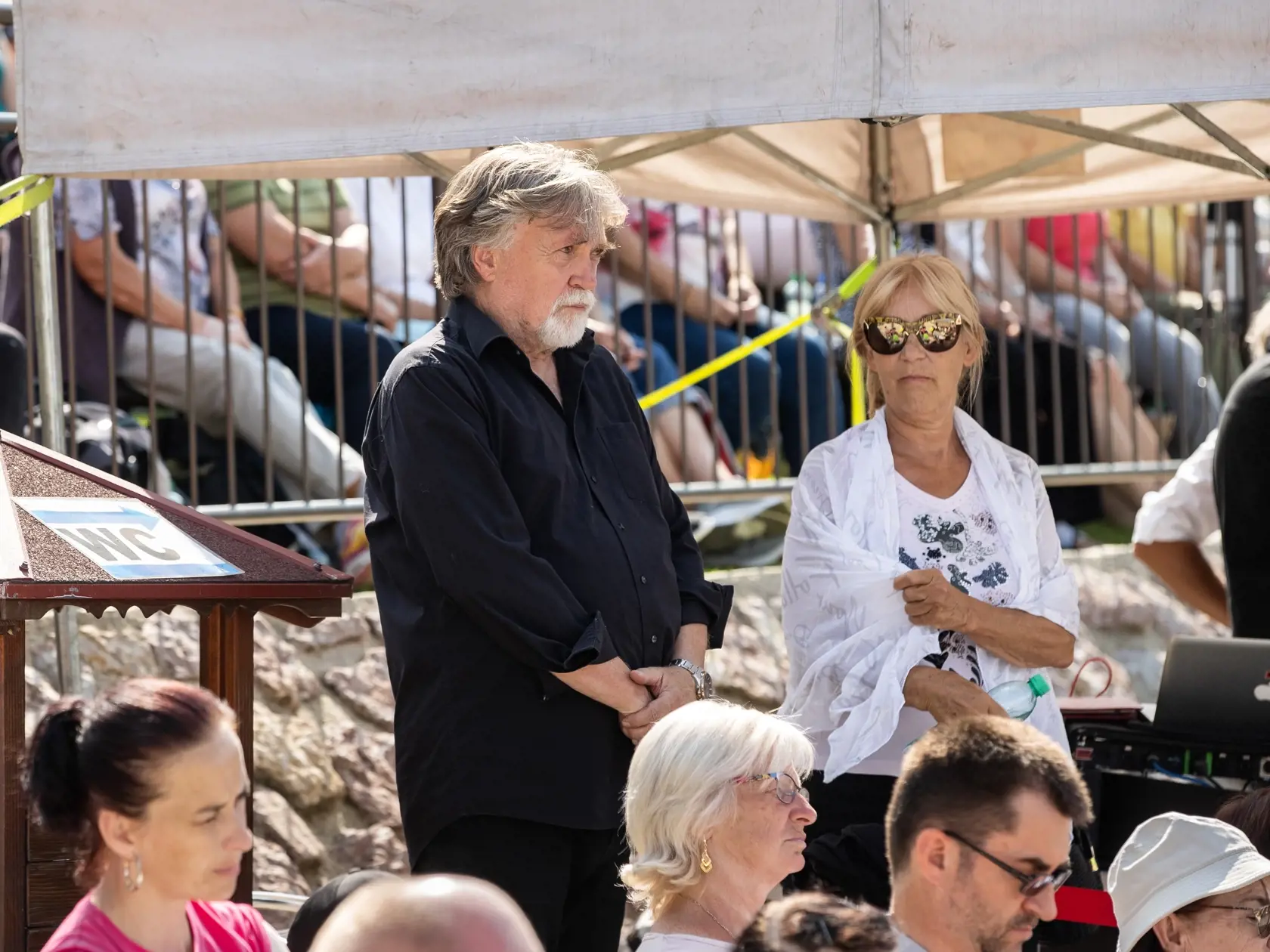 Poslanec Dušan Jarjabek (Smer-SD) rovnako uviedol, že o takejto informácii vôbec nevie, a ešte táto téma nebola „na pretrase dňa“.  „Je to všetko otázka užšieho vedenia a potom predsedníctva strany,“ hovorí. „Cez médiá si nejaké odkazy nebolo celkom korektné si posielať, uzavrel Jarjabek.