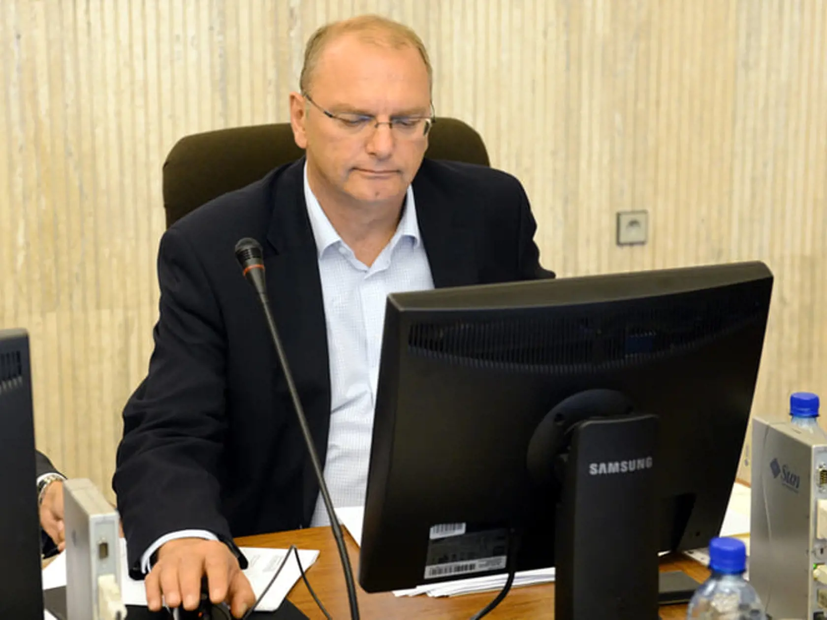 „Tak ako každý člen strany, tak aj predseda Fico má právo navrhnúť svojich kandidátov, ktorých potom bude predsedníctvo schvaľovať,“ uviedol Ľubomír Vážny (Smer-SD). K téme sa však vyjadriť bližšie nechcel, považuje to za predčasné. Prezradil len toľko, že Tibora Gašpara pozná a s jeho kandidatúrou by problém nemal. Mareka Paru ale nepozná, jedine z médií, preto sa k tomu nevie ani vyjadriť.