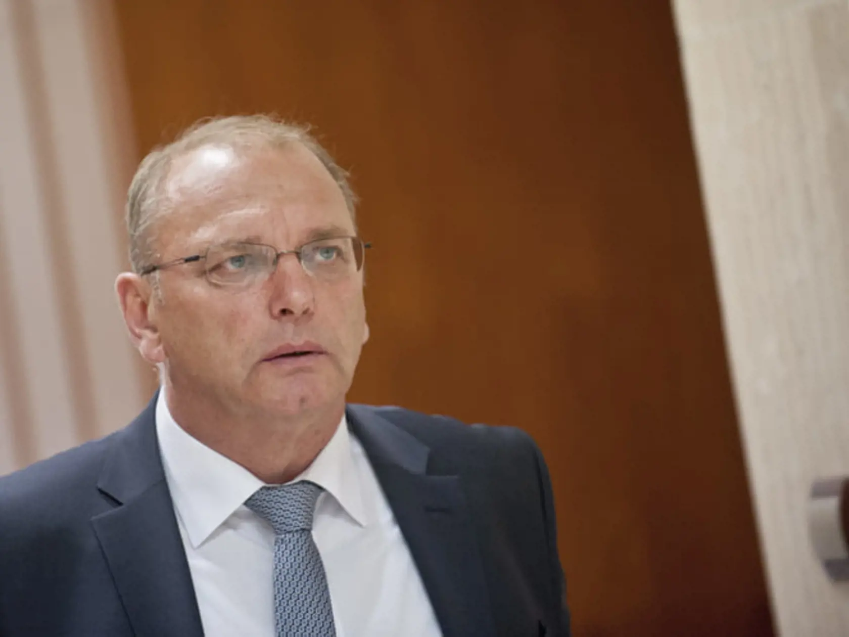„Tak ako každý člen strany, tak aj predseda Fico má právo navrhnúť svojich kandidátov, ktorých potom bude predsedníctvo schvaľovať,“ uviedol Ľubomír Vážny (Smer-SD). K téme sa však vyjadriť bližšie nechcel, považuje to za predčasné. Prezradil len toľko, že Tibora Gašpara pozná a s jeho kandidatúrou by problém nemal. Mareka Paru ale nepozná, jedine z médií, preto sa k tomu nevie ani vyjadriť.