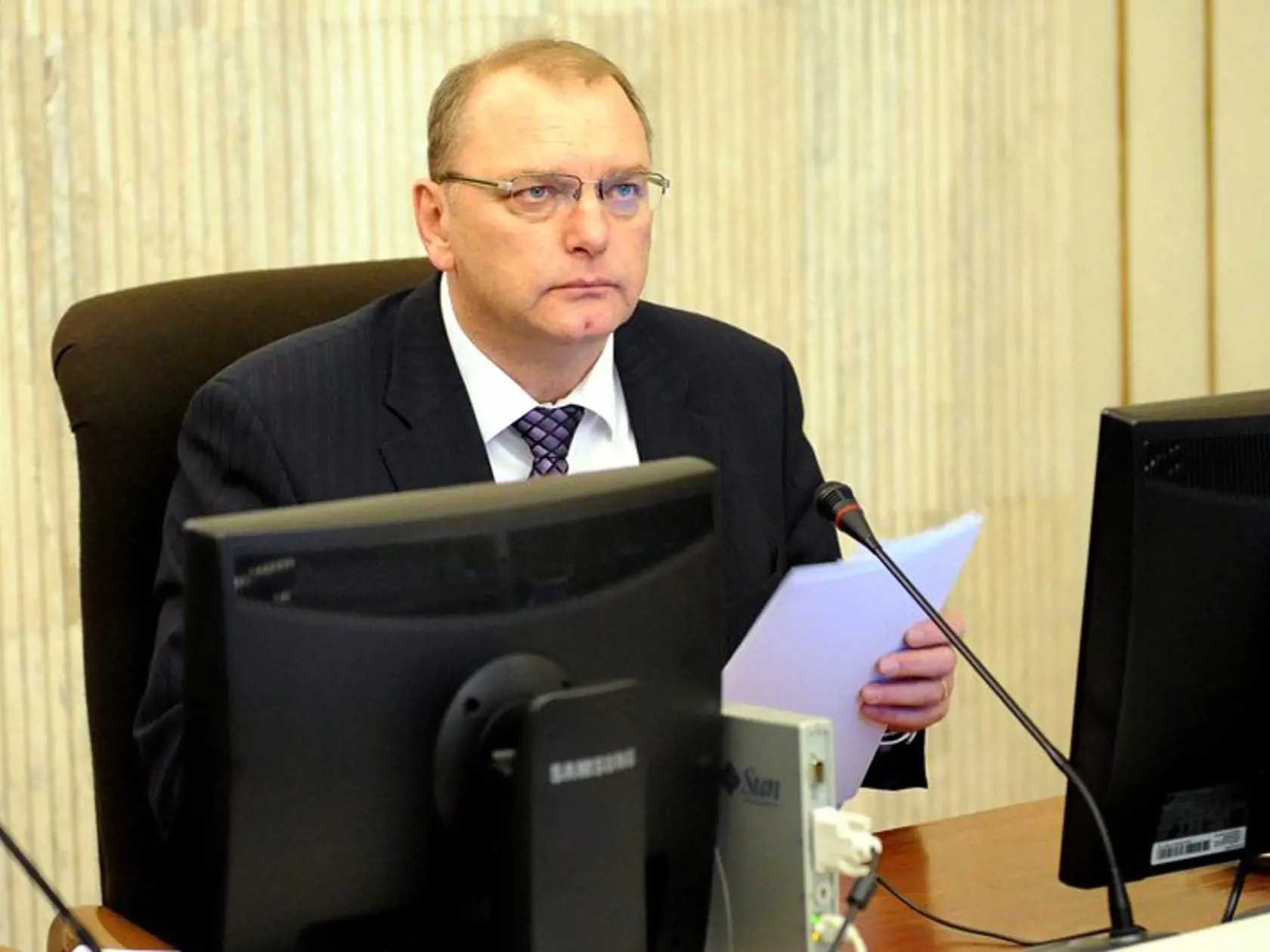 „Tak ako každý člen strany, tak aj predseda Fico má právo navrhnúť svojich kandidátov, ktorých potom bude predsedníctvo schvaľovať,“ uviedol Ľubomír Vážny (Smer-SD). K téme sa však vyjadriť bližšie nechcel, považuje to za predčasné. Prezradil len toľko, že Tibora Gašpara pozná a s jeho kandidatúrou by problém nemal. Mareka Paru ale nepozná, jedine z médií, preto sa k tomu nevie ani vyjadriť.