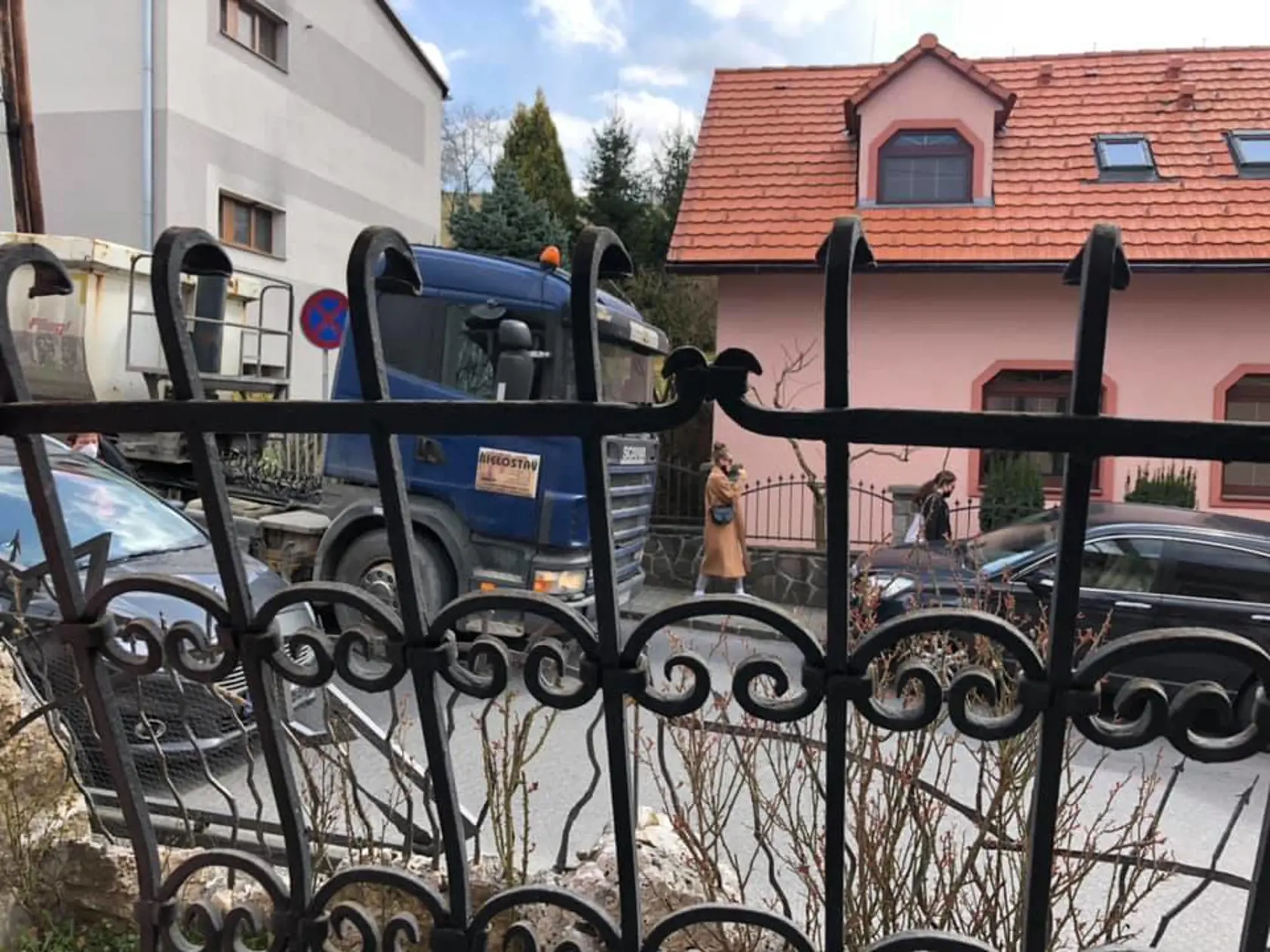 Rudlovské ulice v plnej premávke. Okrem chodcov sa na nich premávajú autá a ťažkotonážne vozy