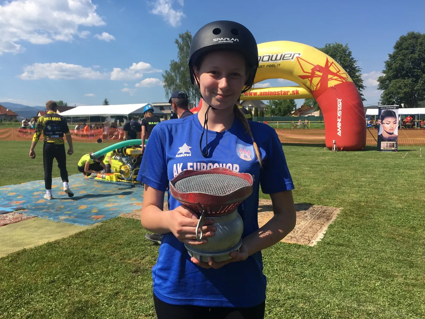 Katarína Oravcová (16), DHZ Stará Halič. Pri útoku je strojníčka.