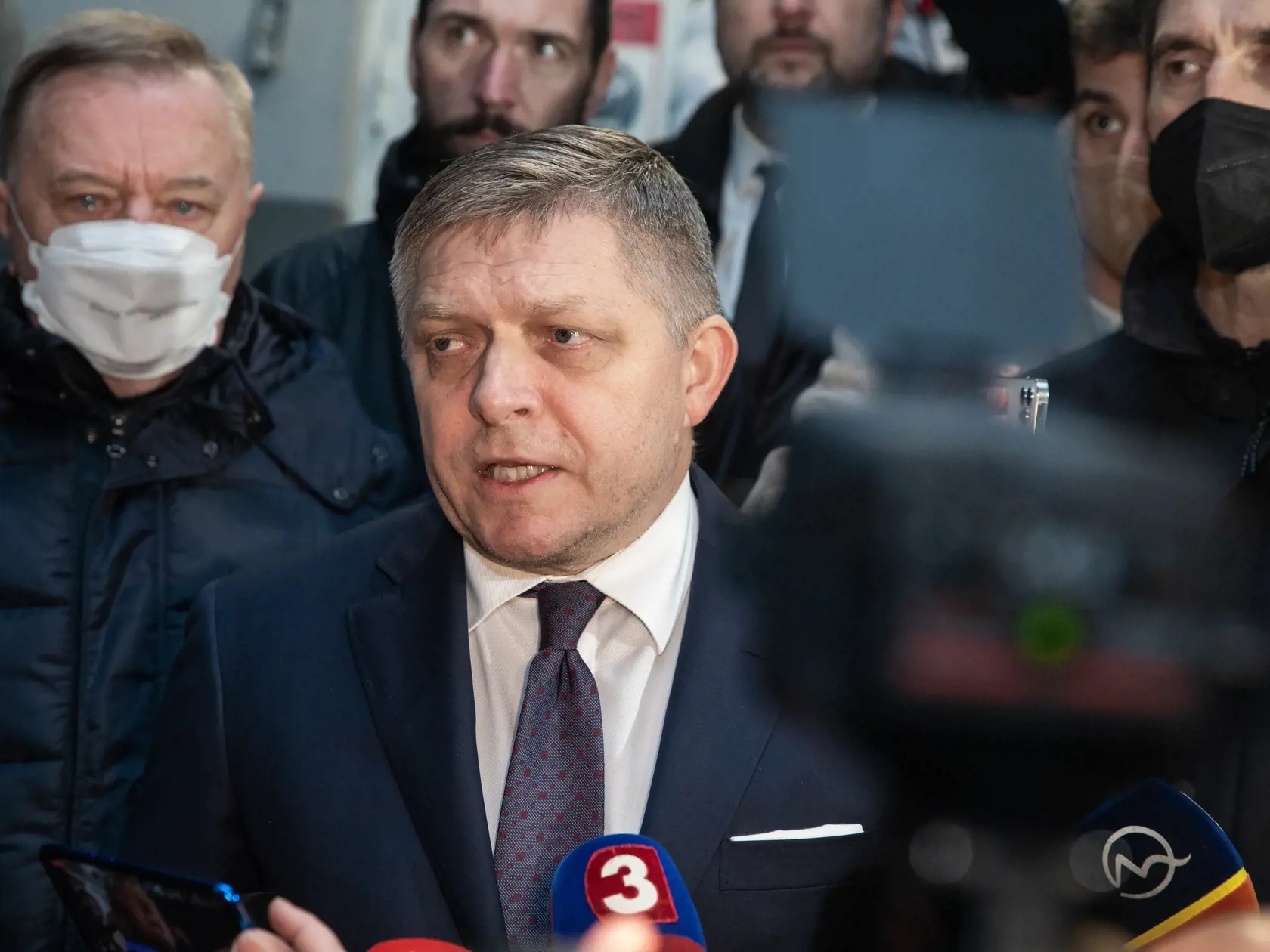Začiatkom decembra 2021 líder strany Smer-SD Robert Fico poriadne šokoval nielen politickú verejnosť, keď priamo pred očami novinárov ponúkol z väzby čerstvo prepustenému Tiborovi Gašparovi miesto na kandidátke v budúcich parlamentných voľbách. Uviedol, že policajný exprezident je v prípade záujmu uňho „vítaný na palube“.