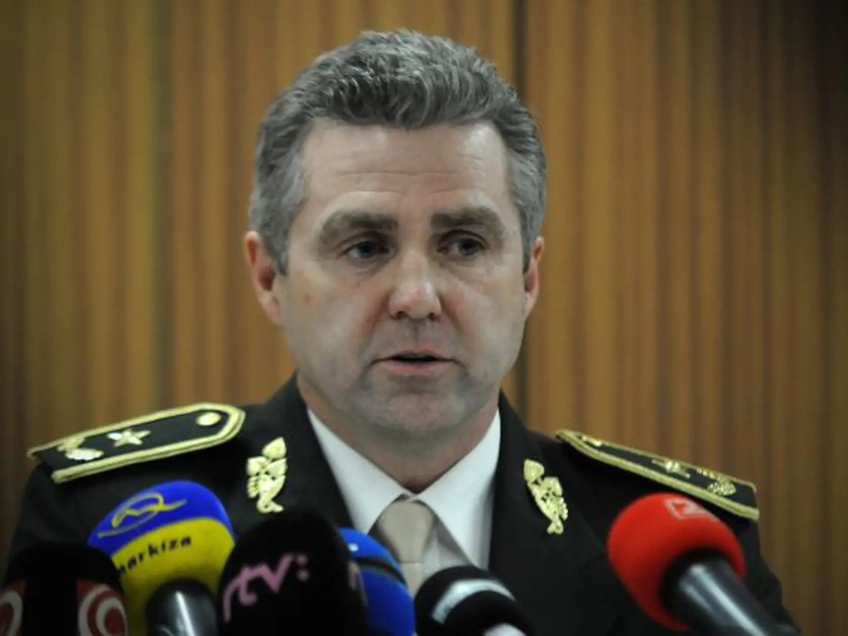 Prezident Policajného zboru SR Tibor Gašpar informuje o prevoze Bakiho Sadikiho z Kosova na Slovensko v zasadačke Okresného riaditeľstva Policajného zboru SR v Poprade 28. decembra 2012. FOTO TASR - Oliver Ondráš