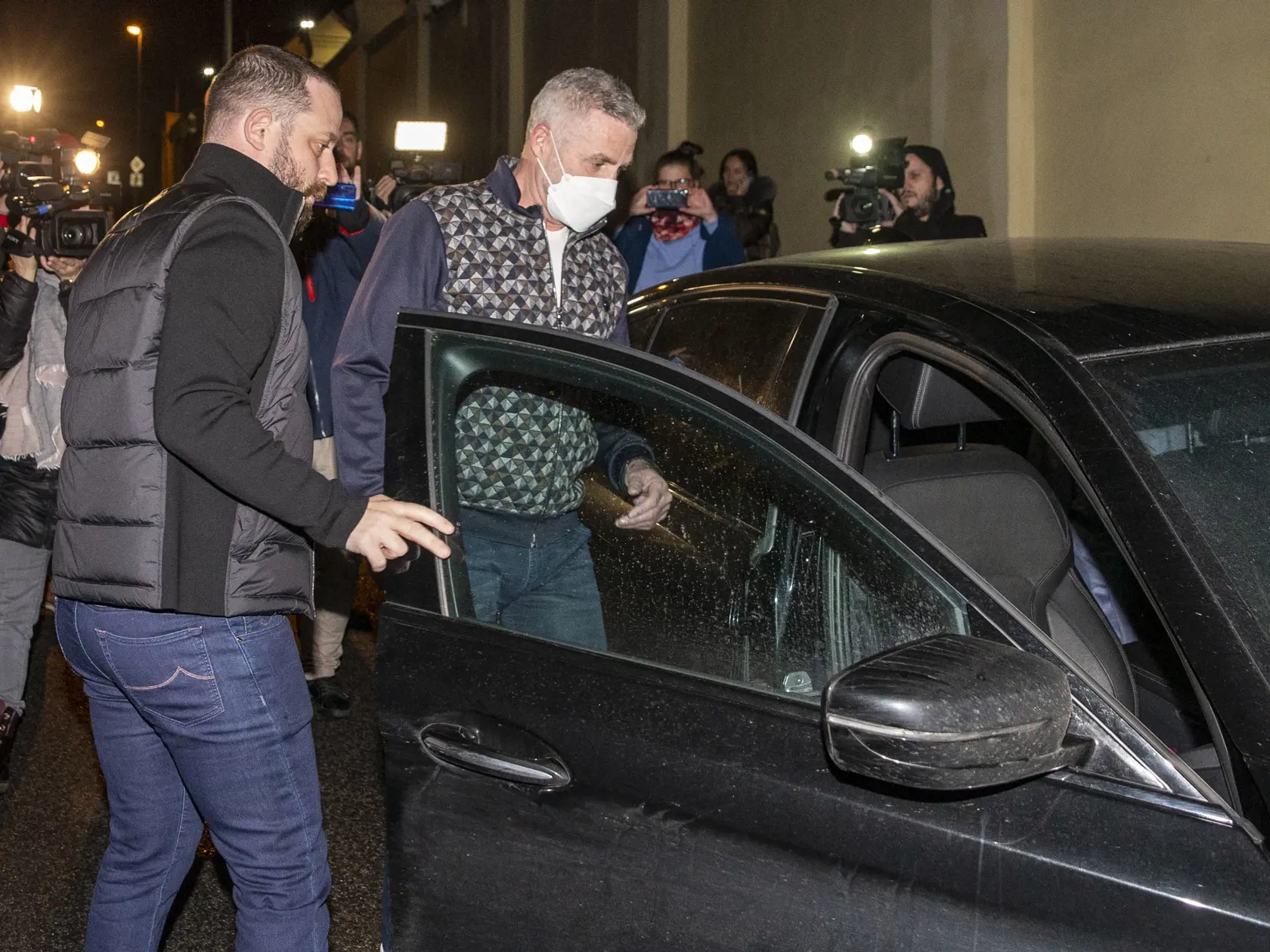 Na snímke je bývalý policajný prezident Tibor Gašpar pri prepustení z väzby. 