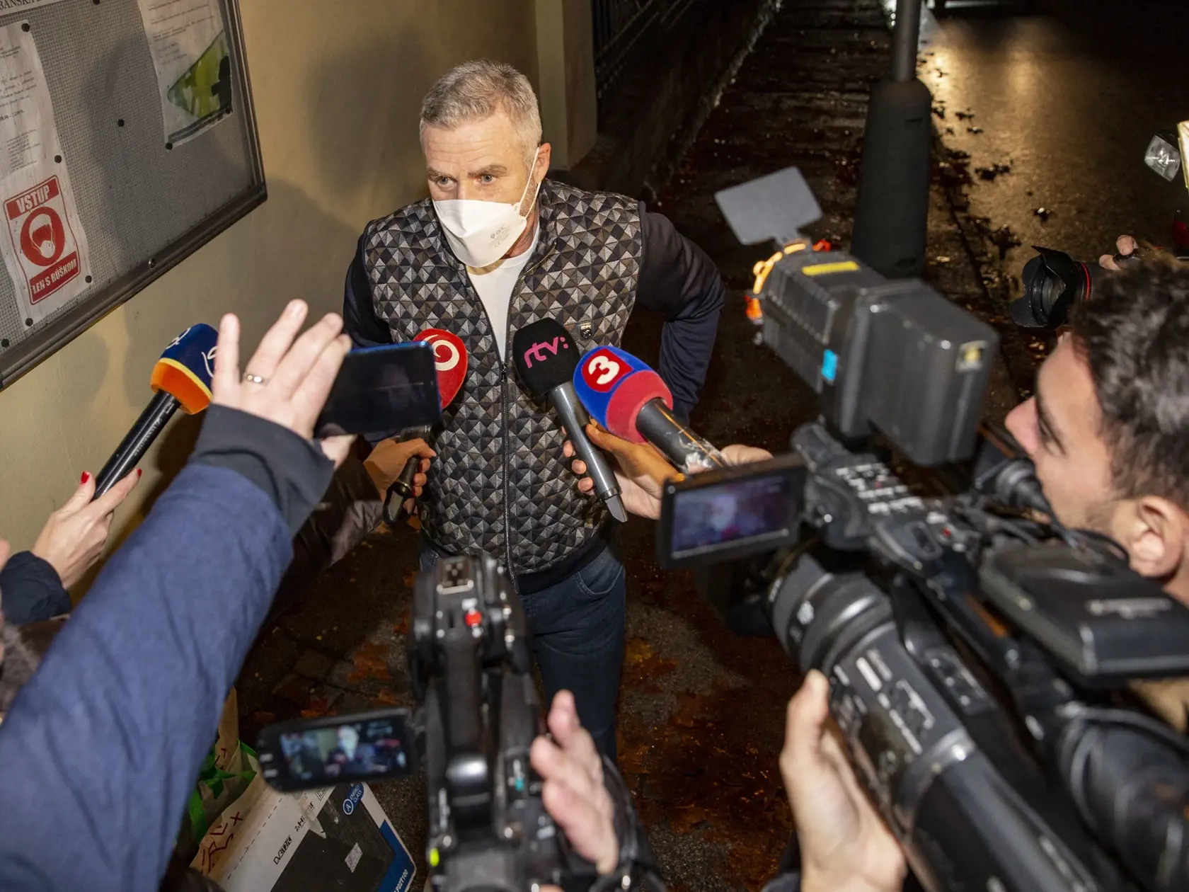 Gašpar však na túto ponuku zatiaľ nereflektoval a to najmä preto, že je naďalej obvinený v kauze Očistec, kde už je podaný návrh na obžalobu .Na snímke je bývalý policajný prezident Tibor Gašpar pri prepustení z väzby.