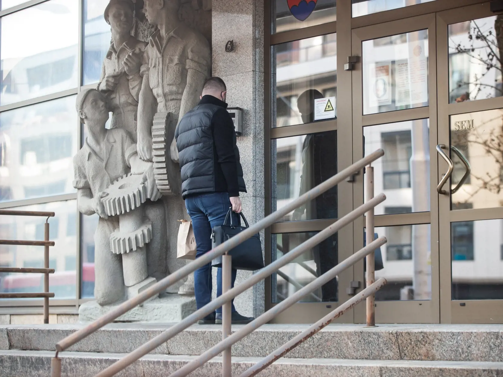 Advokát Marek Para prichádza na Policajné Prezídium v Bratislave.